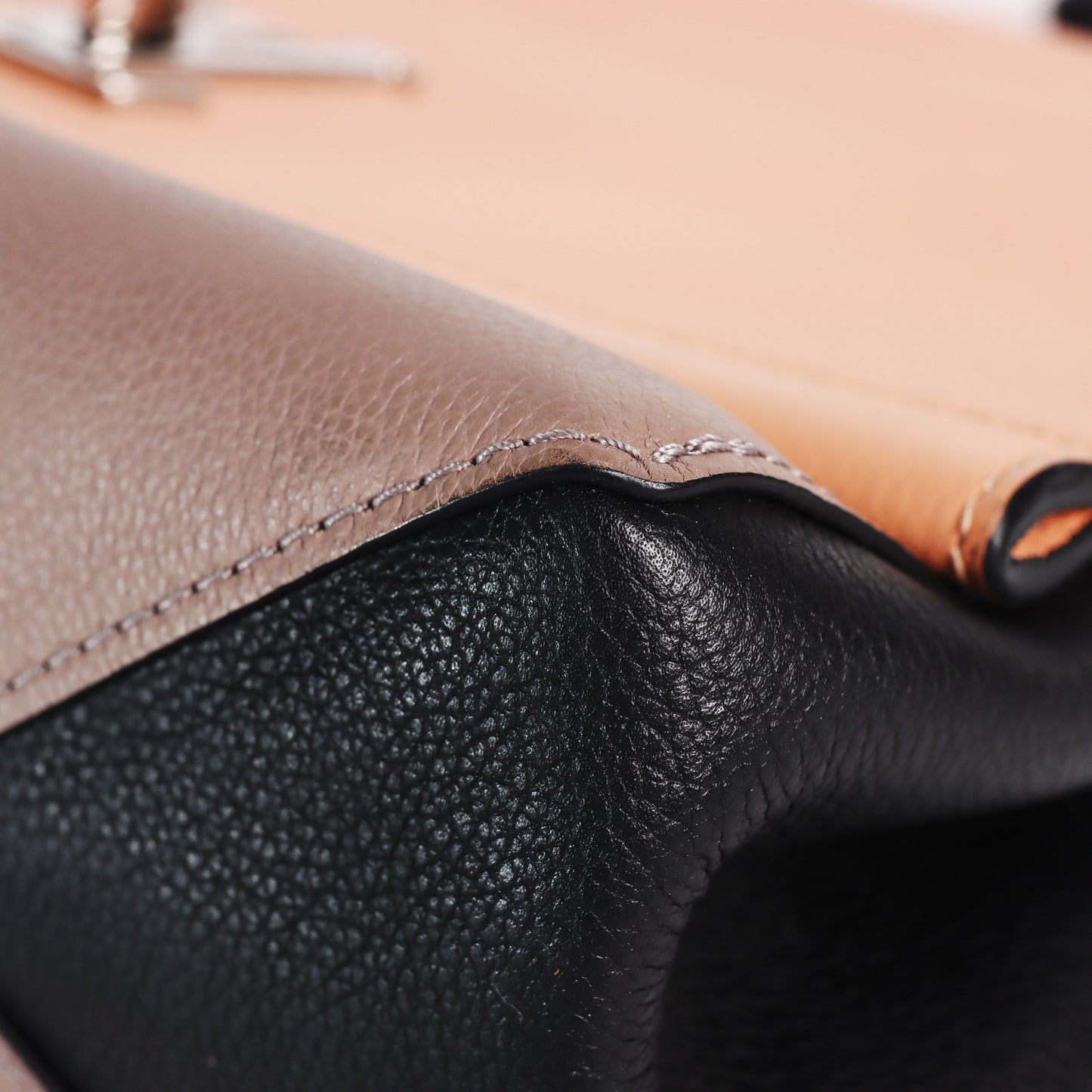 Pre-Owned Louis Vuitton Lockme II Beige Calfskin Shoulder Bag 17895358 c