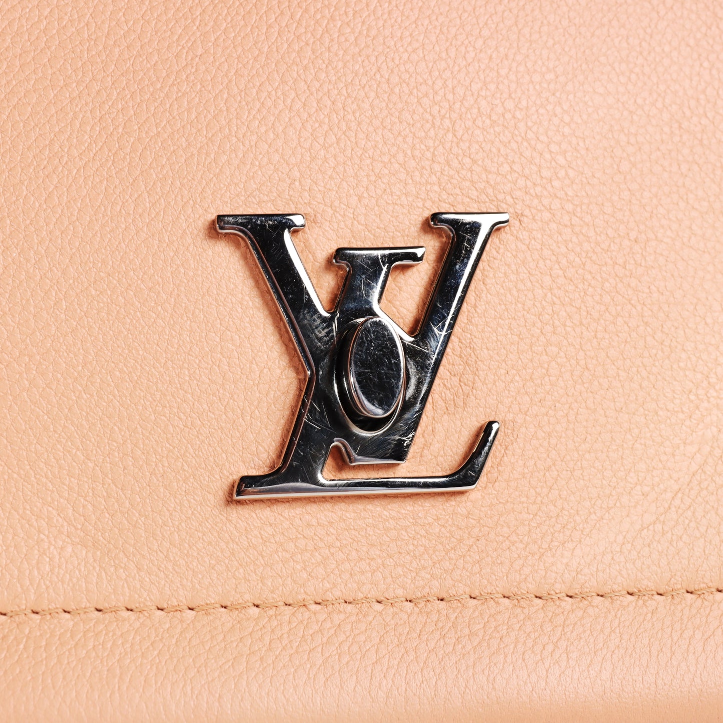 Pre-Owned Louis Vuitton Lockme II Beige Calfskin Shoulder Bag 17895358 c