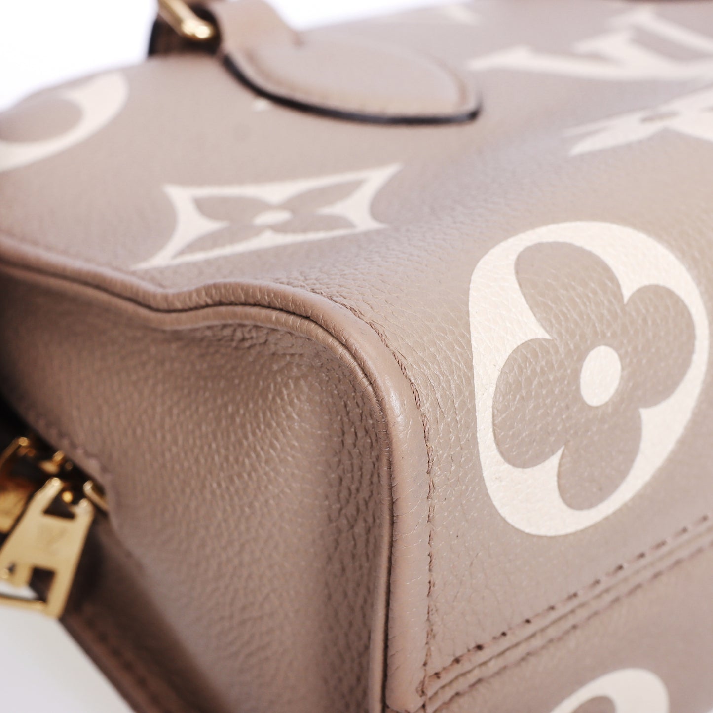 Pre-Owned Louis Vuitton OnTheGo East West Dove Gray Calfskin Shoulder Bag 18923527 L