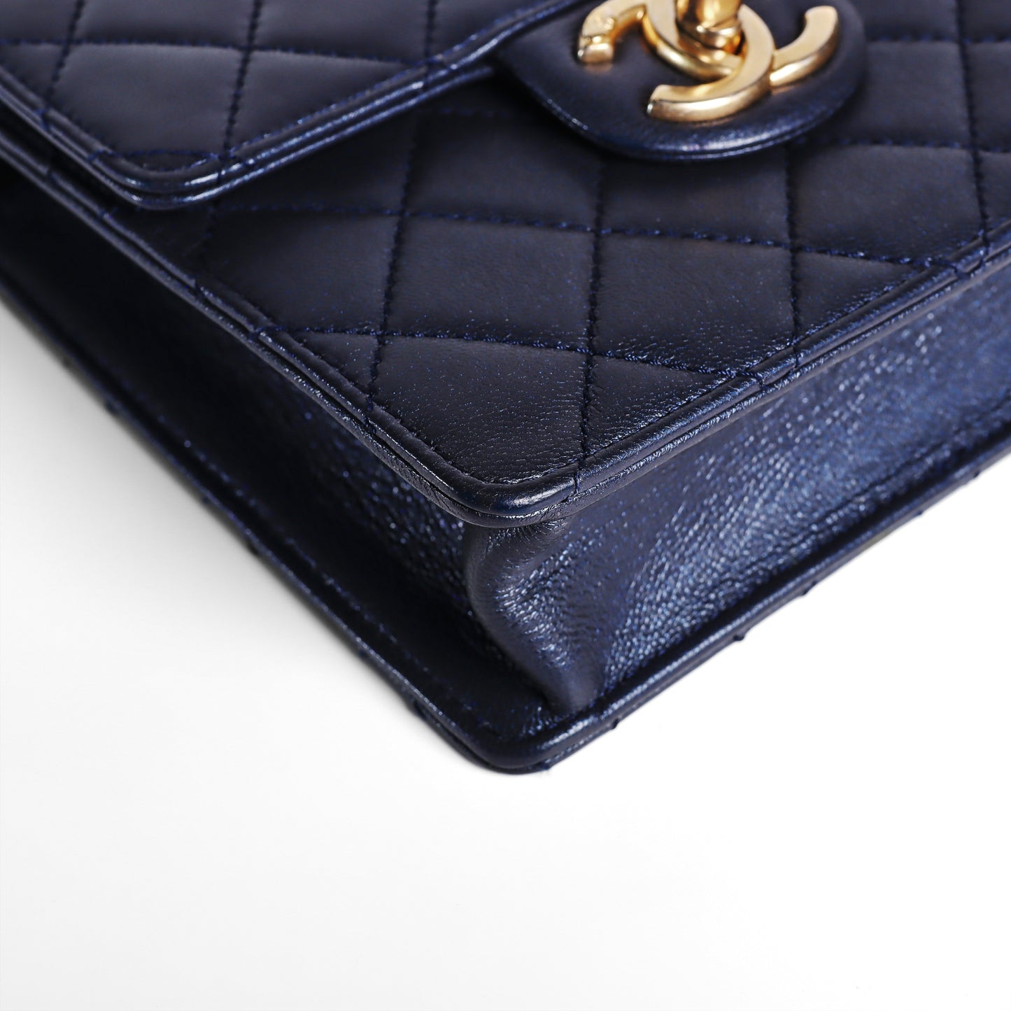 Pre-Owned Chanel CLASSIC FLAP Navy Quilted Lambskin Crossbody Bag 20152307