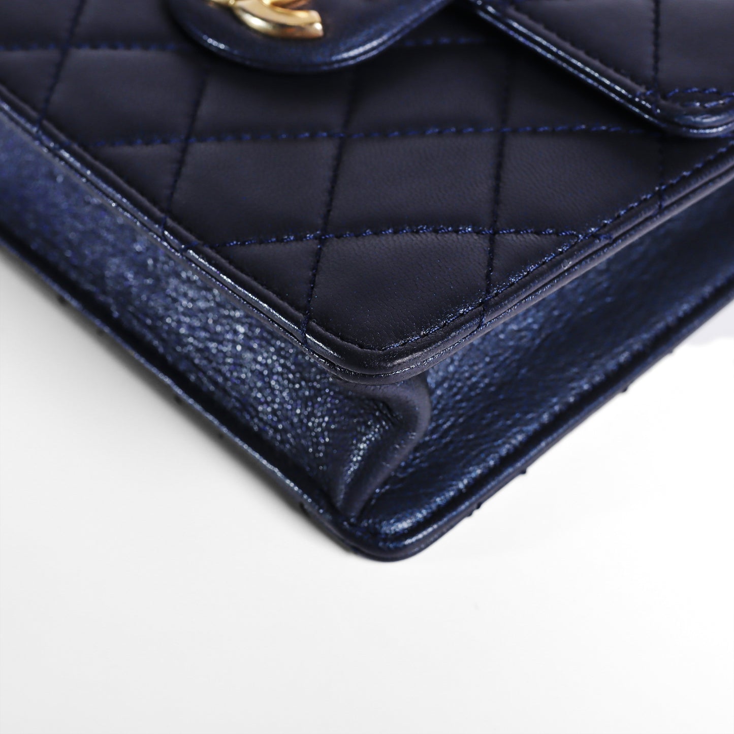 Pre-Owned Chanel CLASSIC FLAP Navy Quilted Lambskin Crossbody Bag 20152307