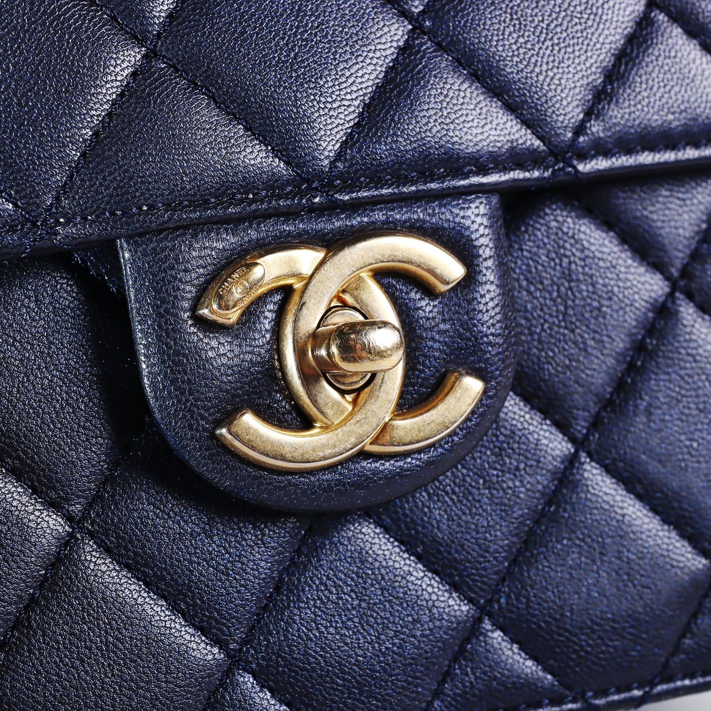 Pre-Owned Chanel CLASSIC FLAP Navy Quilted Lambskin Crossbody Bag 20152307