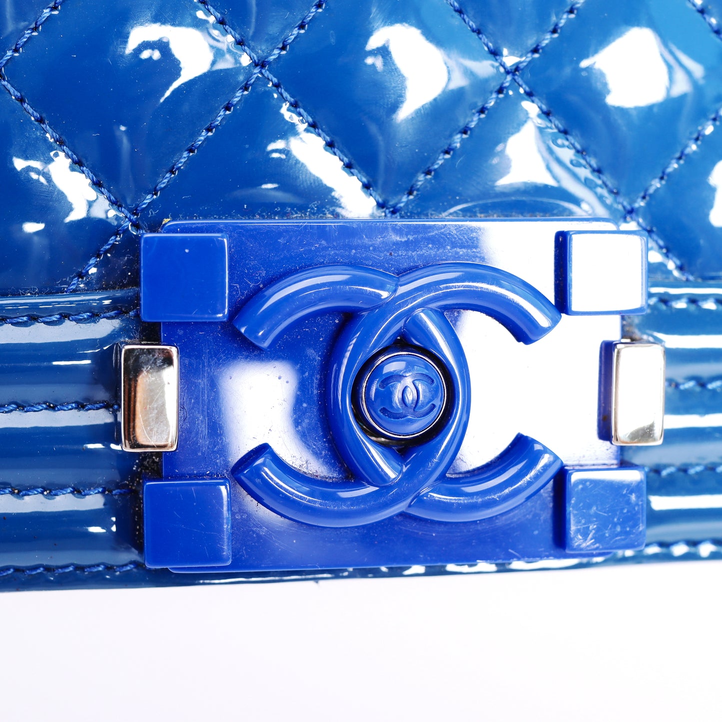 Pre-Owned Chanel Boy Medium Blue Quilted Patent Calfskin Leather Shoulder Bag 22463527
