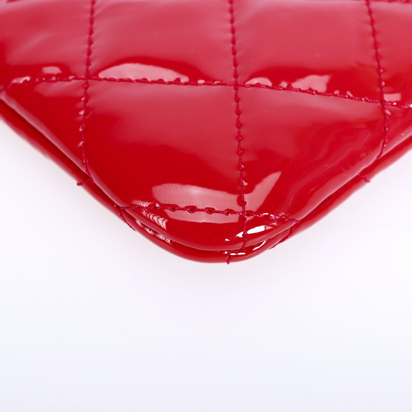 Pre-Owned Chanel Quilted Red Patent Calfskin Leather Clutch 38900745
