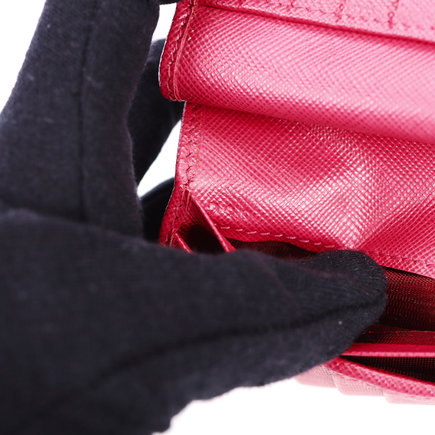 Pre-Owned Prada  Saffiano Fuchsia Calfskin Wallet 44962194