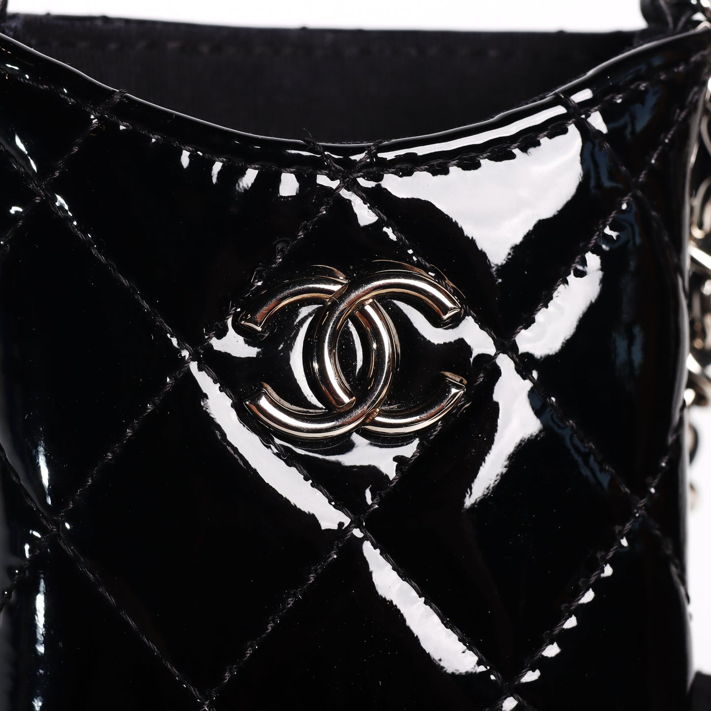 Pre-Owned Chanel Quilted Black Patent Leather Phone Bag 45136329