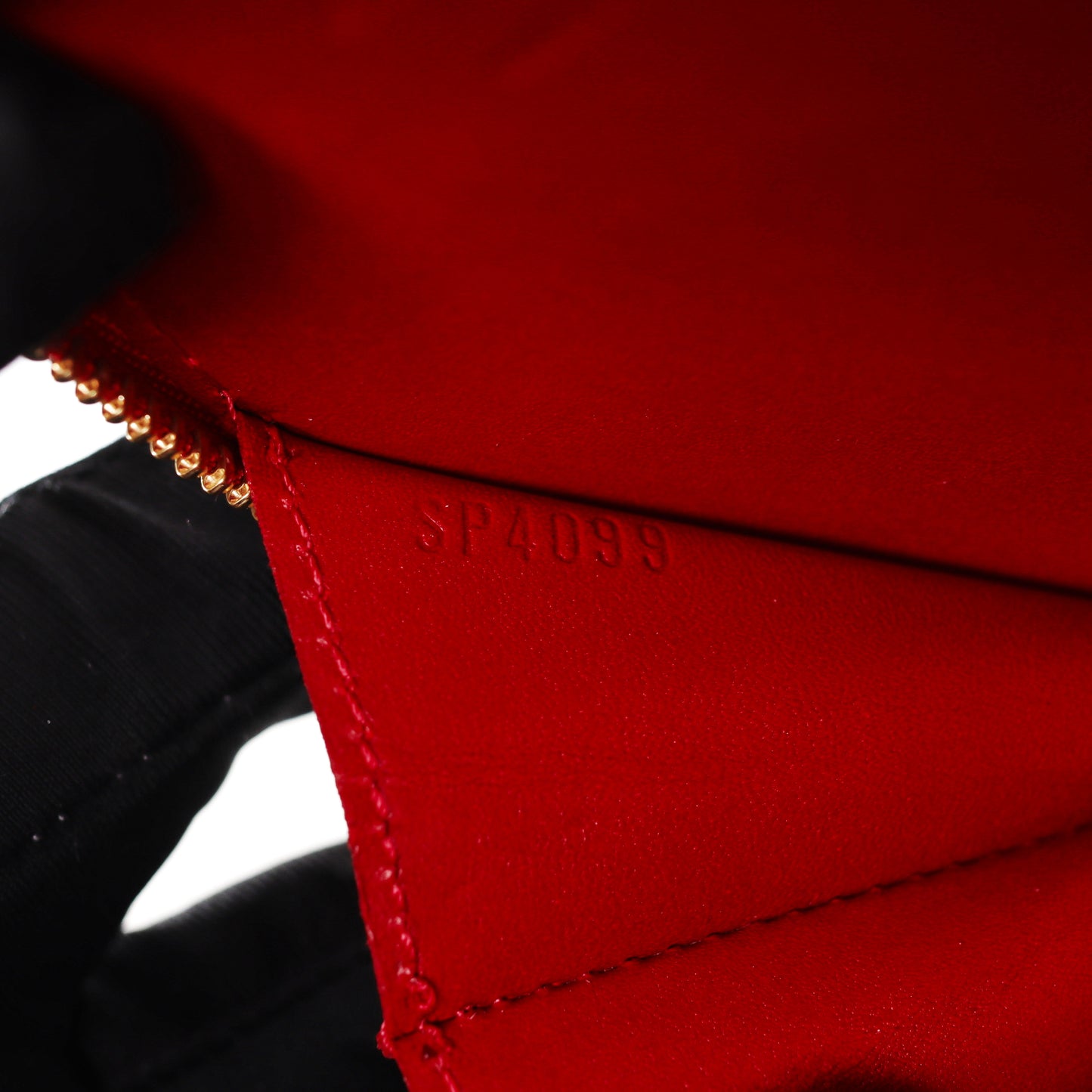 Pre-Owned Louis Vuitton Round Red Patent Leather Coin Purse 48552911