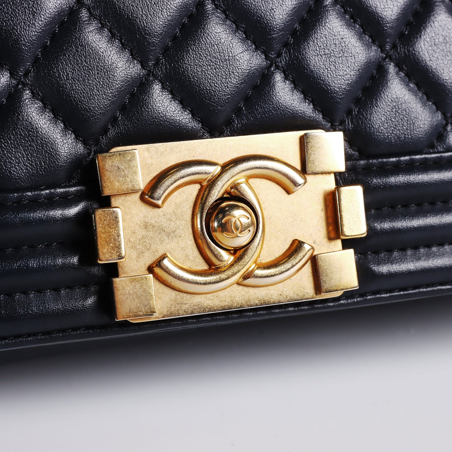 Pre-Owned Chanel Le Boy Medium Black Quilted Lambskin Shoulder Bag 53257670