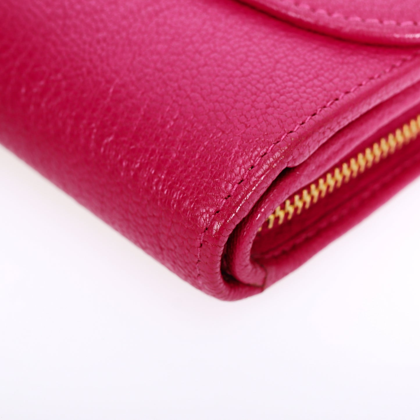 Pre-Owned Miu Miu Fuchsia Calfskin Compact Wallet 79748962