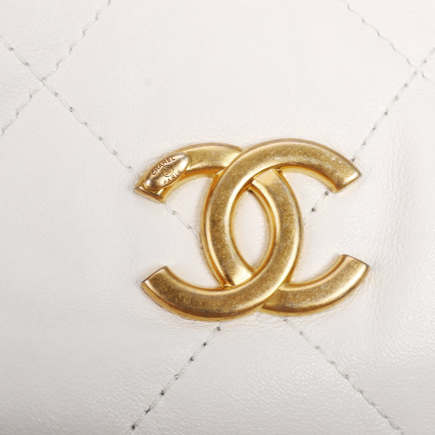 Pre-Owned Chanel White Calfskin Shoulder Bag 86581259