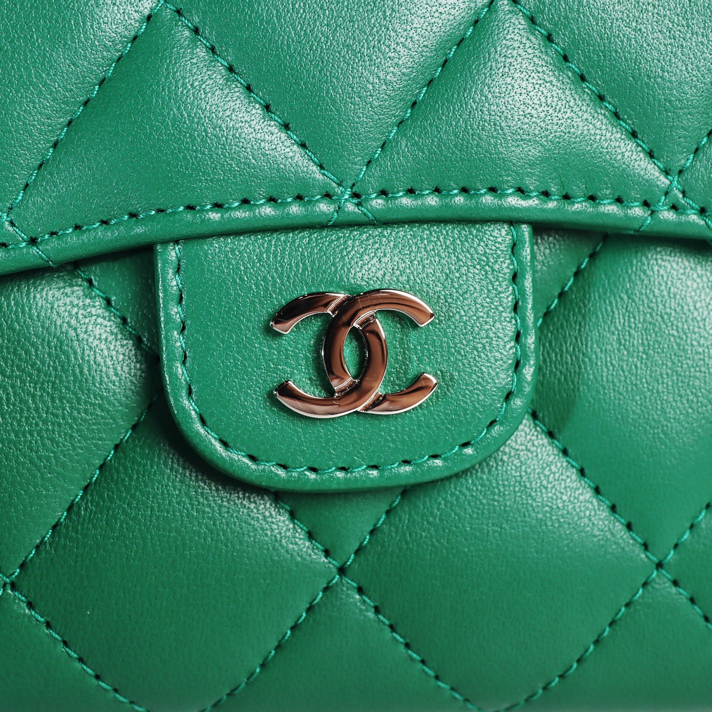 Pre-Owned Chanel Quilted Green Lambskin Compact Wallet 87389318