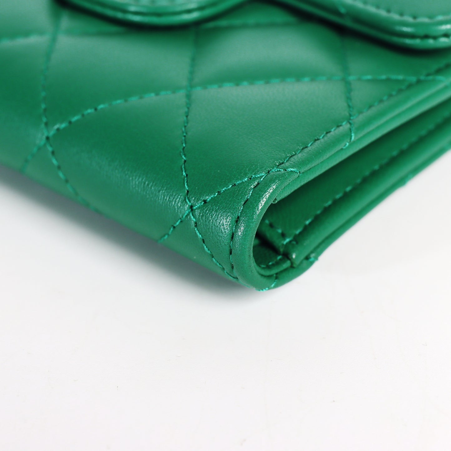 Pre-Owned Chanel Quilted Green Lambskin Compact Wallet 87389318