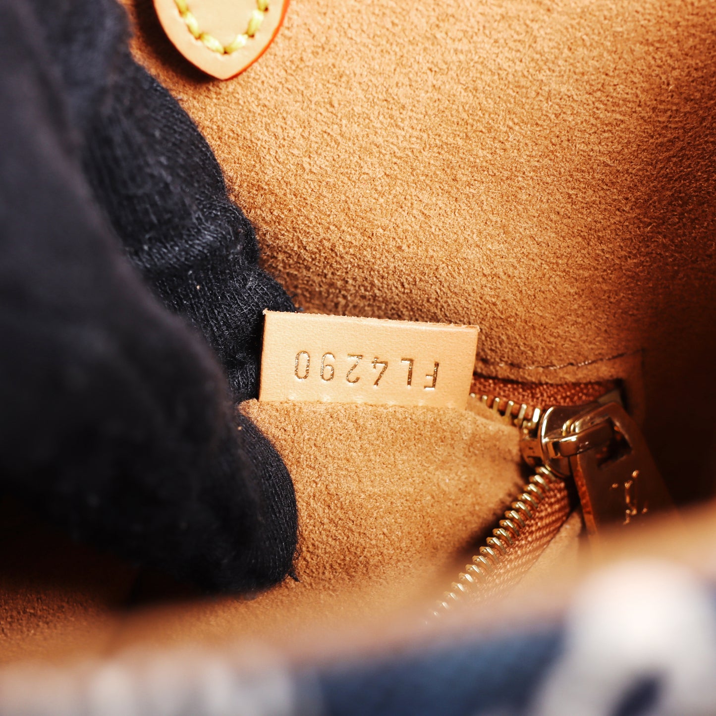 Pre-Owned Louis Vuitton Onthego MM Blue Canvas Shoulder Bag 87978151 L