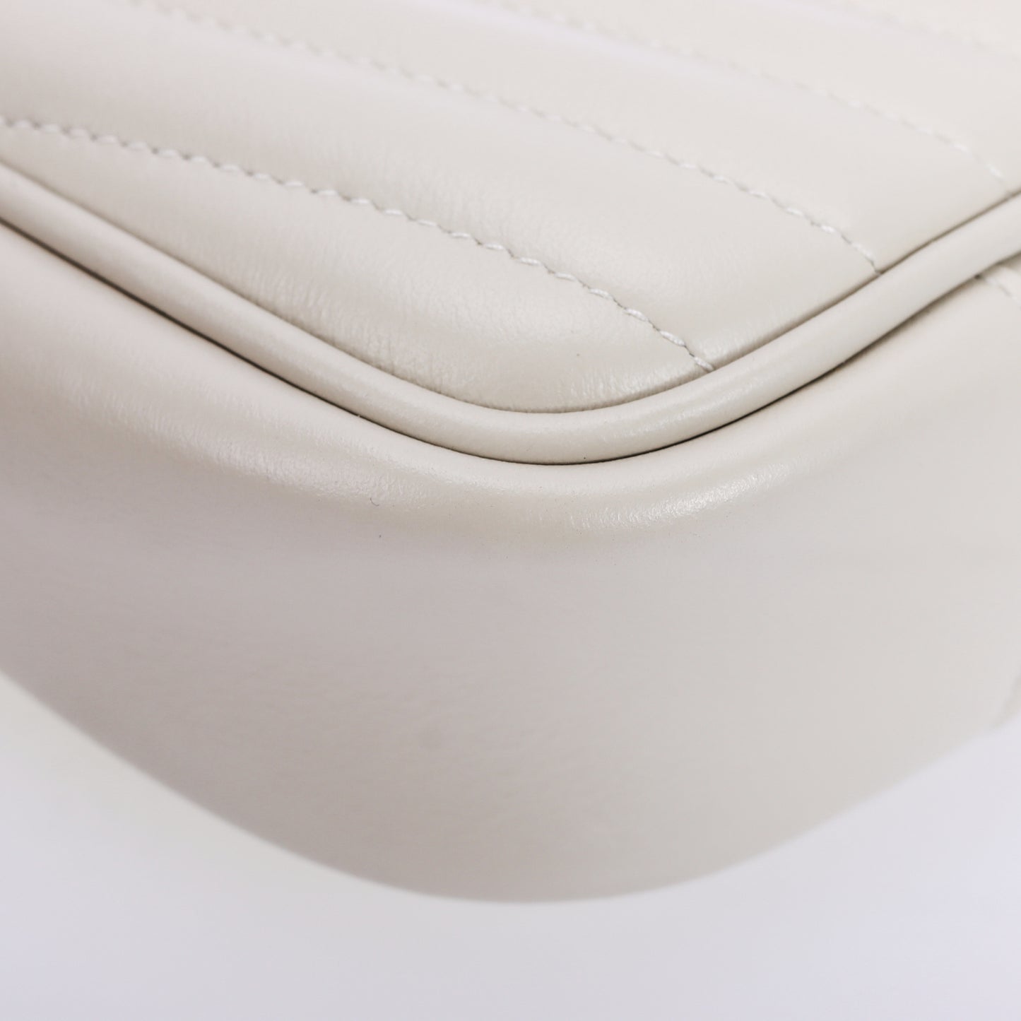 Pre-Owned Saint Laurent Lou White Chevron-Quilted Calfskin Leather Crossbody Bag 91727404