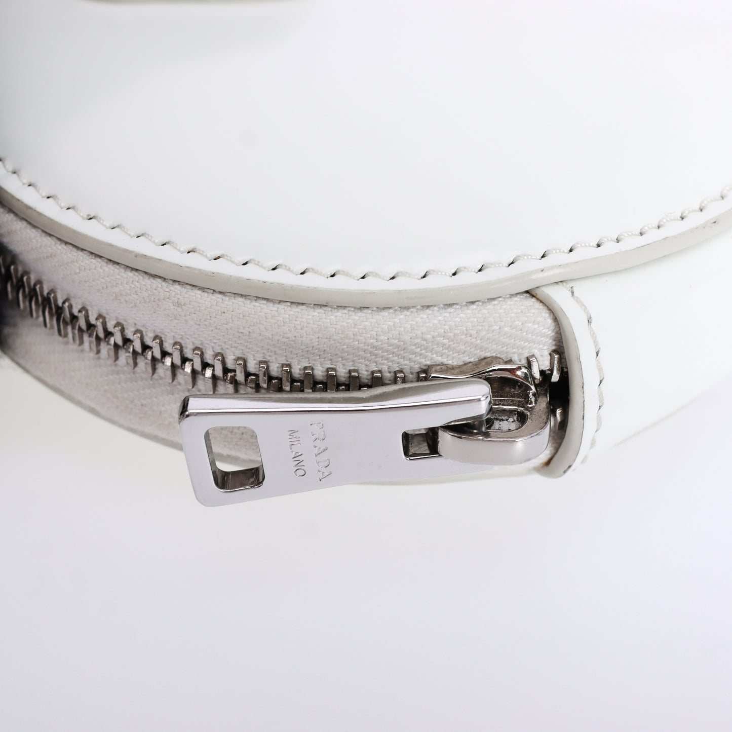 Pre-Owned Prada White Patent Leather Round Coin Purse Small Leather Goods 96948374
