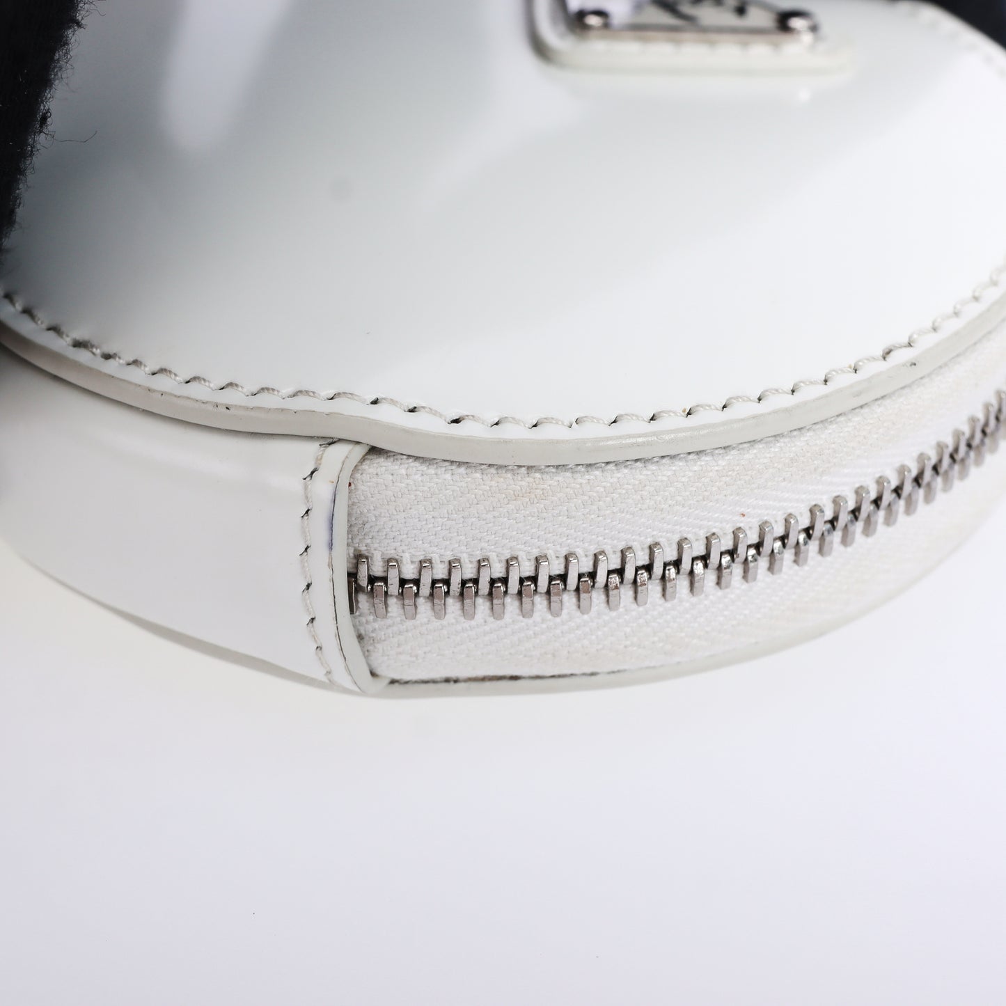 Pre-Owned Prada White Patent Leather Round Coin Purse Small Leather Goods 96948374