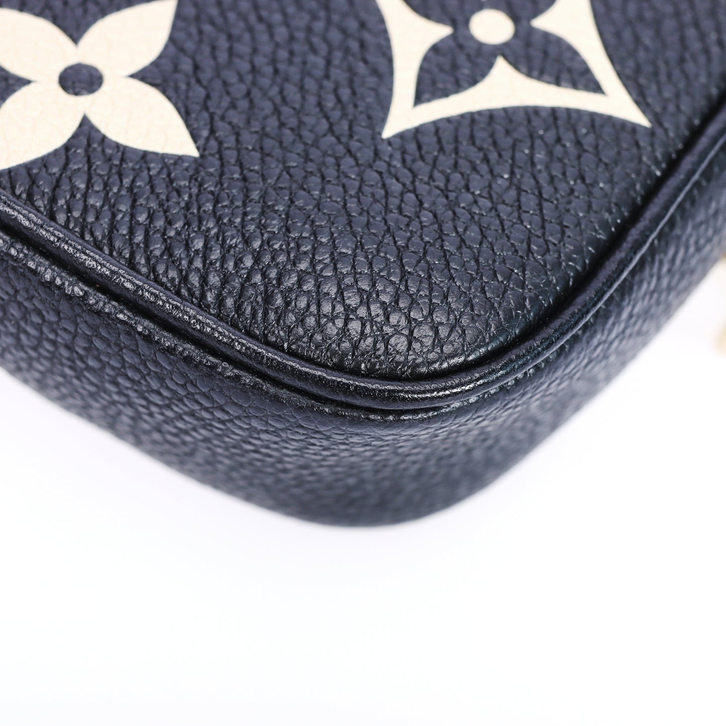 Pre-Owned Louis Vuitton Pochette Accessoires Black Calfskin Top Handle Bag 97630662