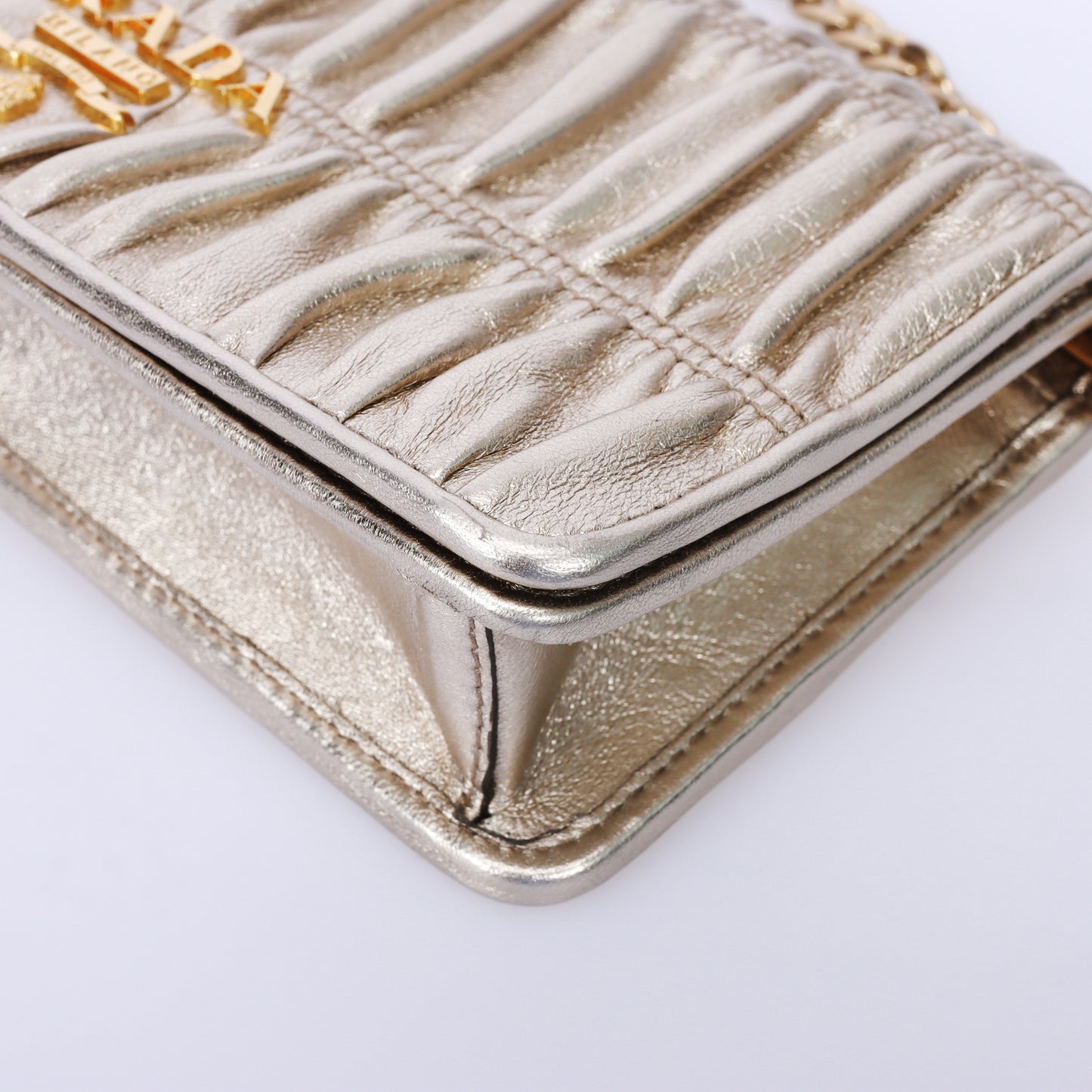 Pre-Owned Prada Gaufre Small Gold Calfskin Wallet 99316959