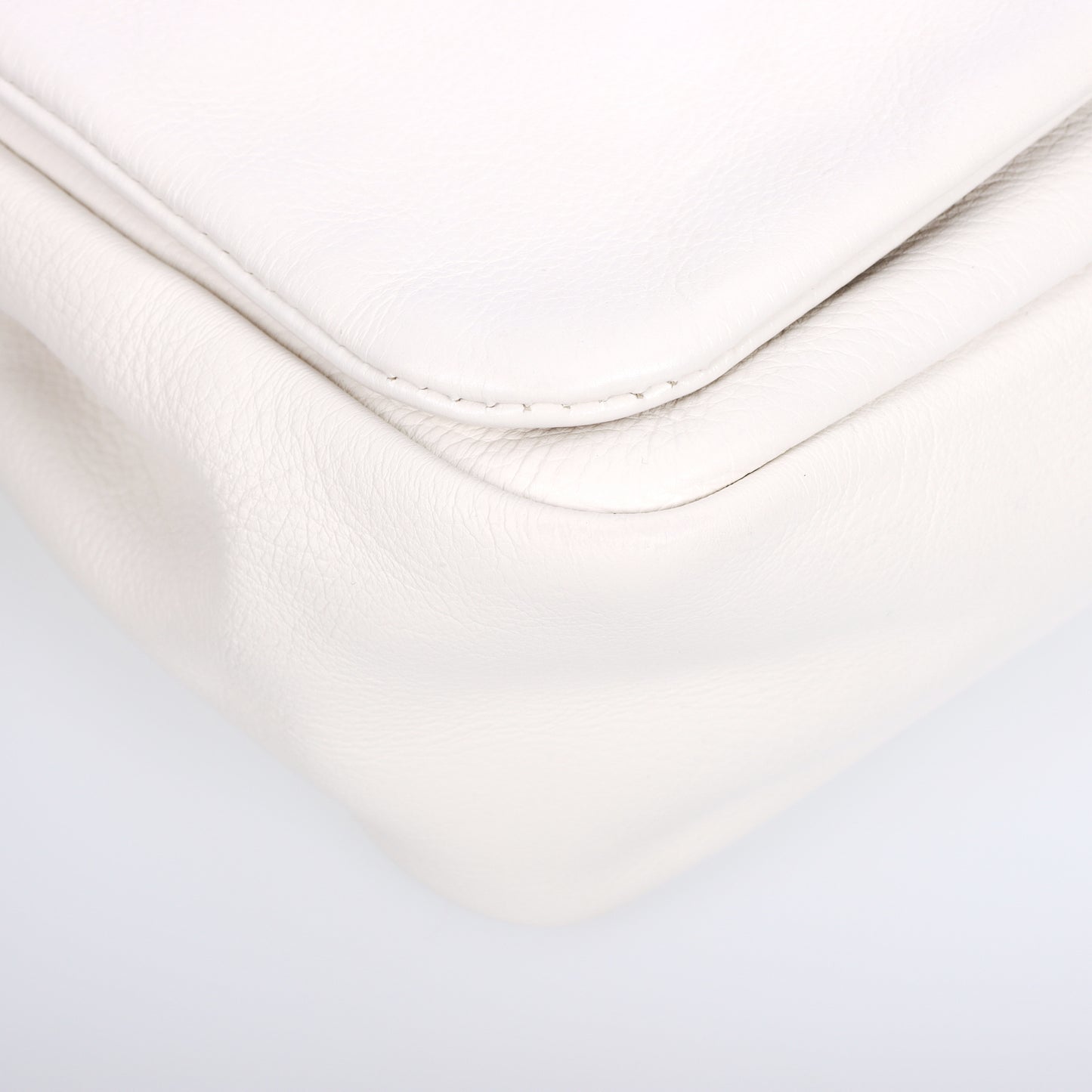 Pre-Owned Chanel Cube Studs White Calfskin Shoulder Bag 12366113 L