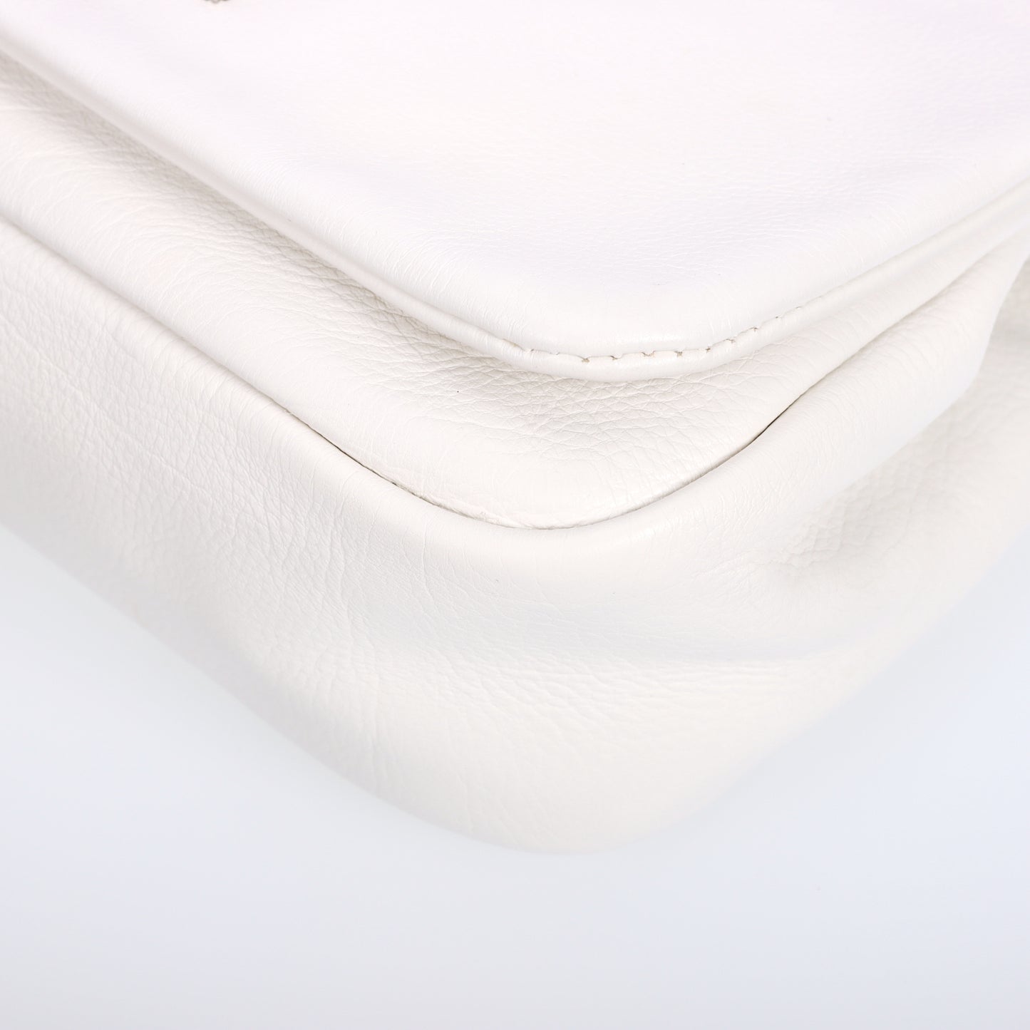 Pre-Owned Chanel Cube Studs White Calfskin Shoulder Bag 12366113 L