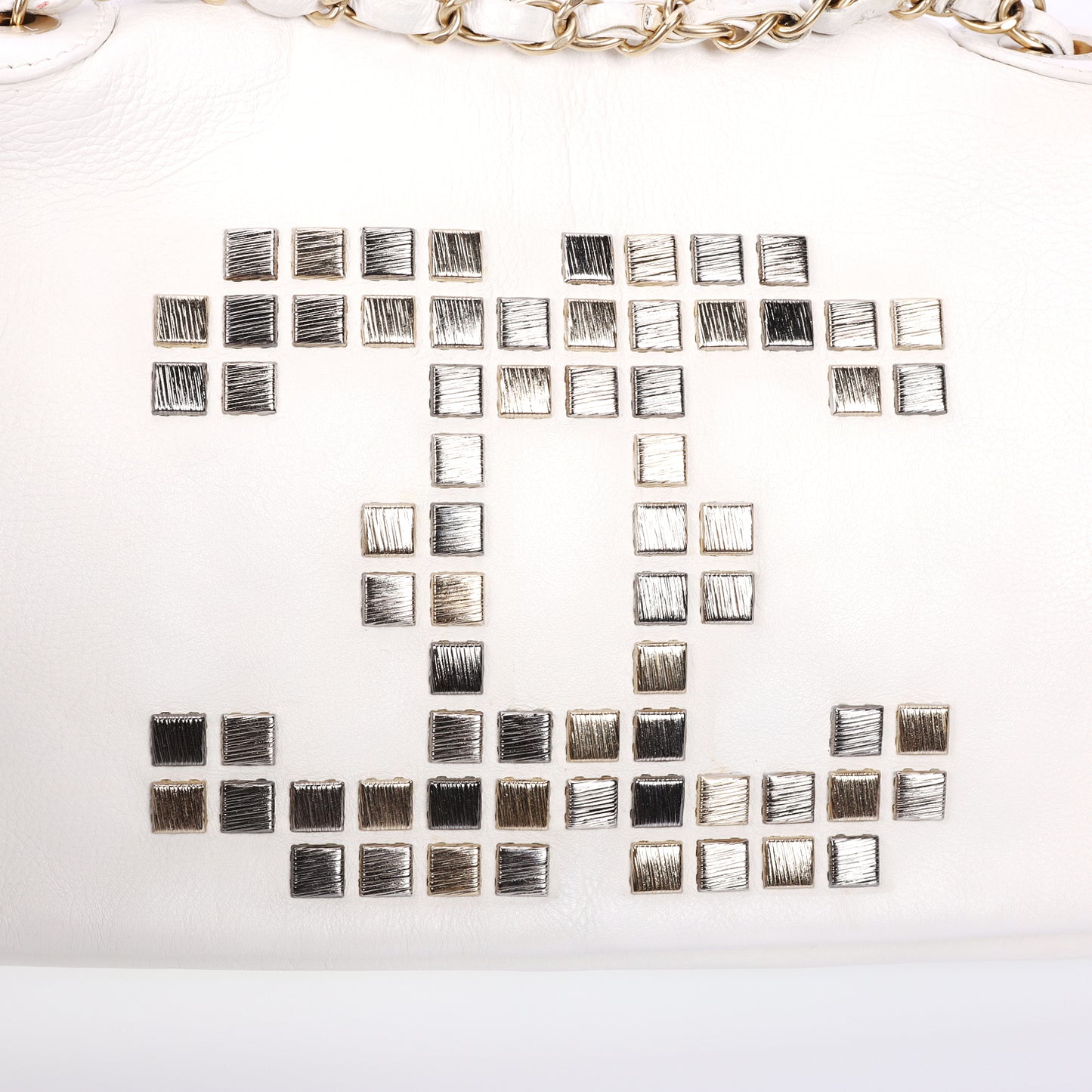 Pre-Owned Chanel Cube Studs White Calfskin Shoulder Bag 12366113 L