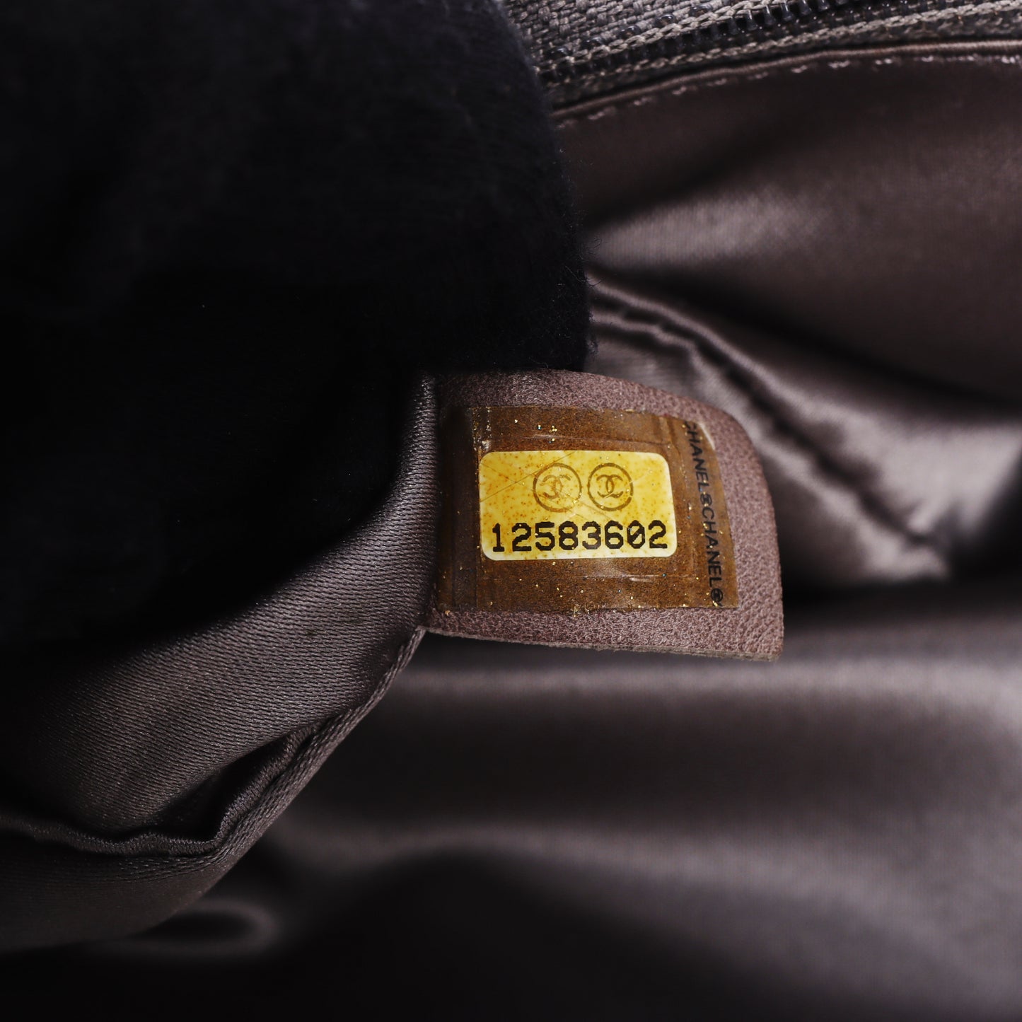 Pre-Owned Chanel Cube Studs White Calfskin Shoulder Bag 12366113 L