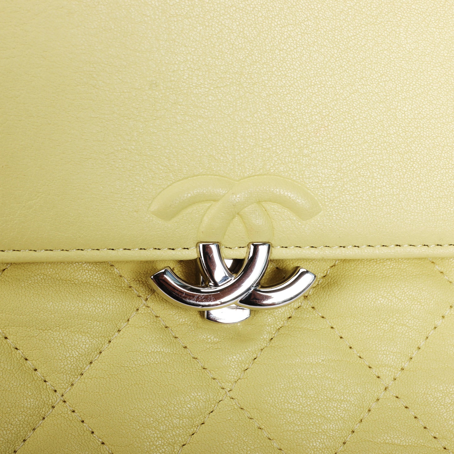 Pre-Owned Chanel Yellow Quilted Lambskin Flap Clutch 14495966