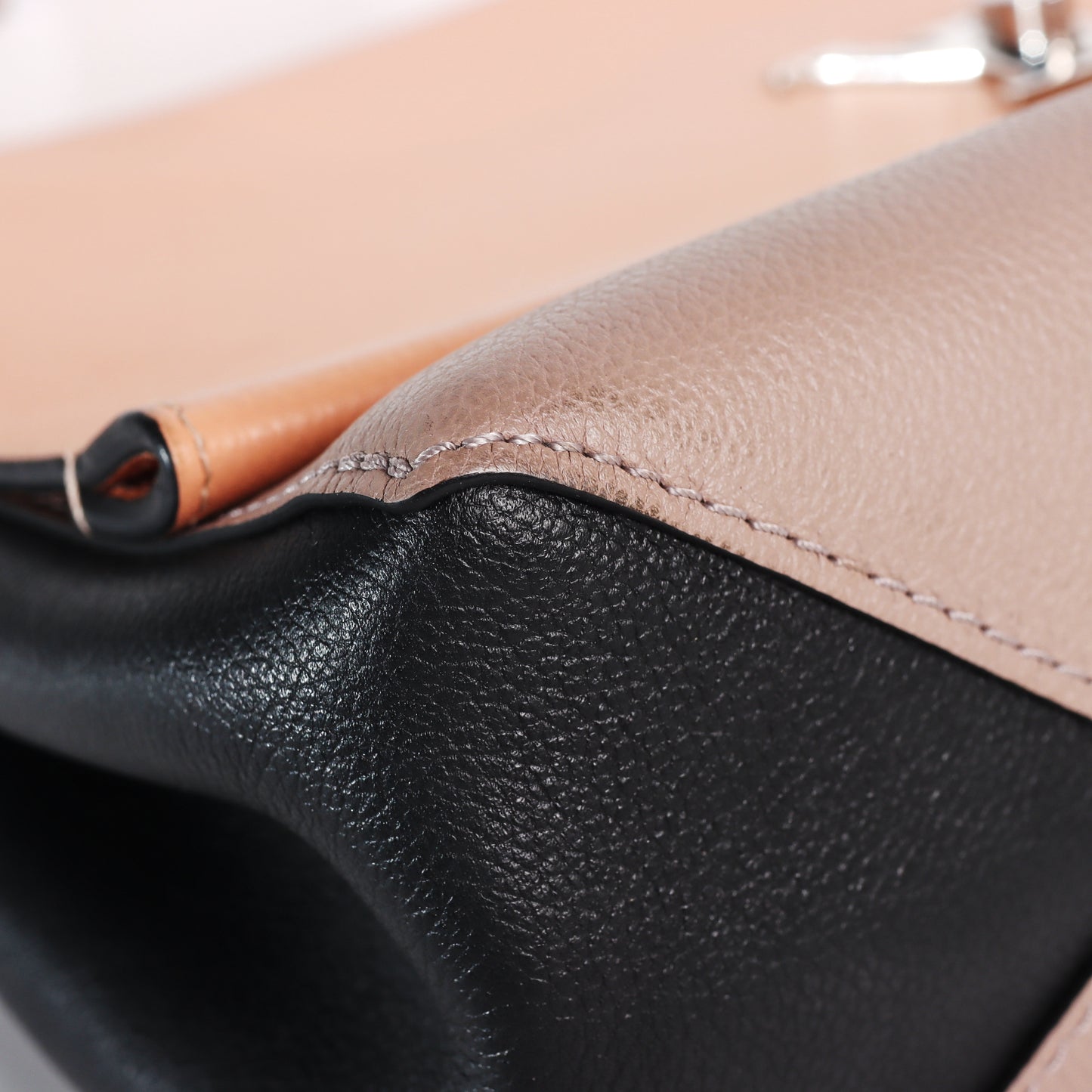 Pre-Owned Louis Vuitton Lockme II Beige Calfskin Shoulder Bag 17895358 c