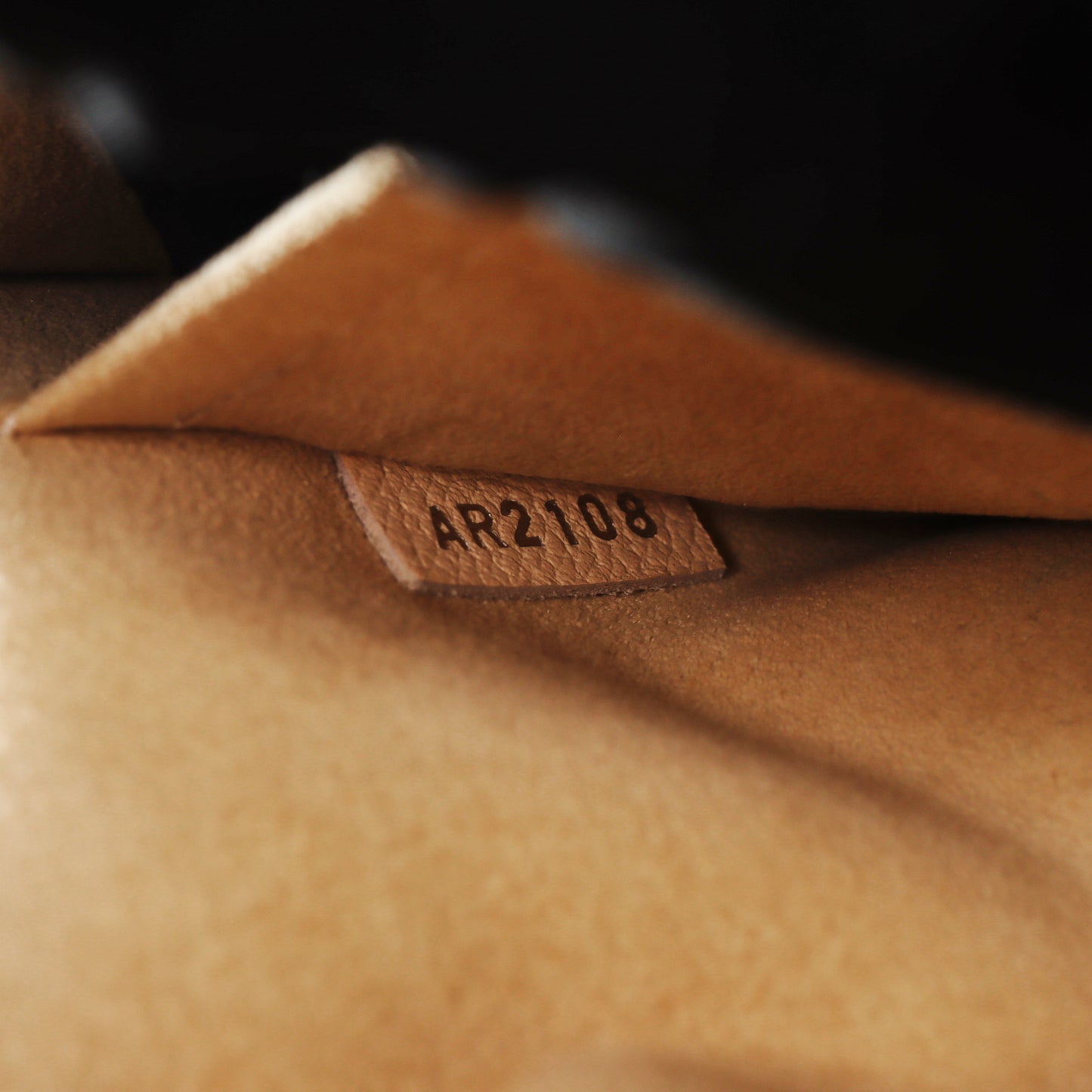 Pre-Owned Louis Vuitton Mylockme White Calfskin Leather Crossbody Bag 19930696