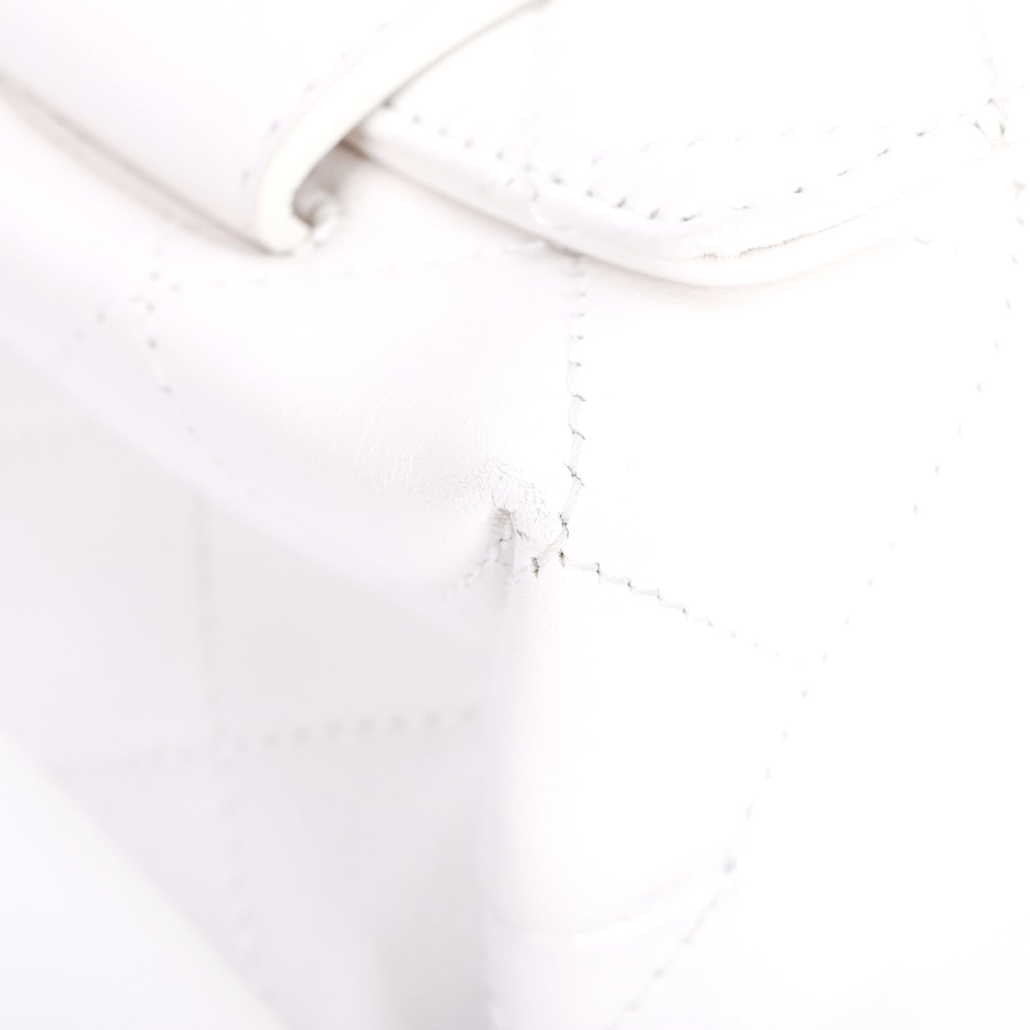 Pre-Owned Chanel Flap White Calfskin Shoulder Bag 40569417 L