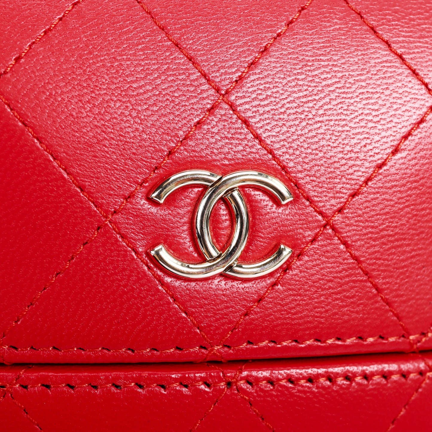 Pre-Owned Chanel Quilted Red Calfskin Crossbody Bag 43247905L