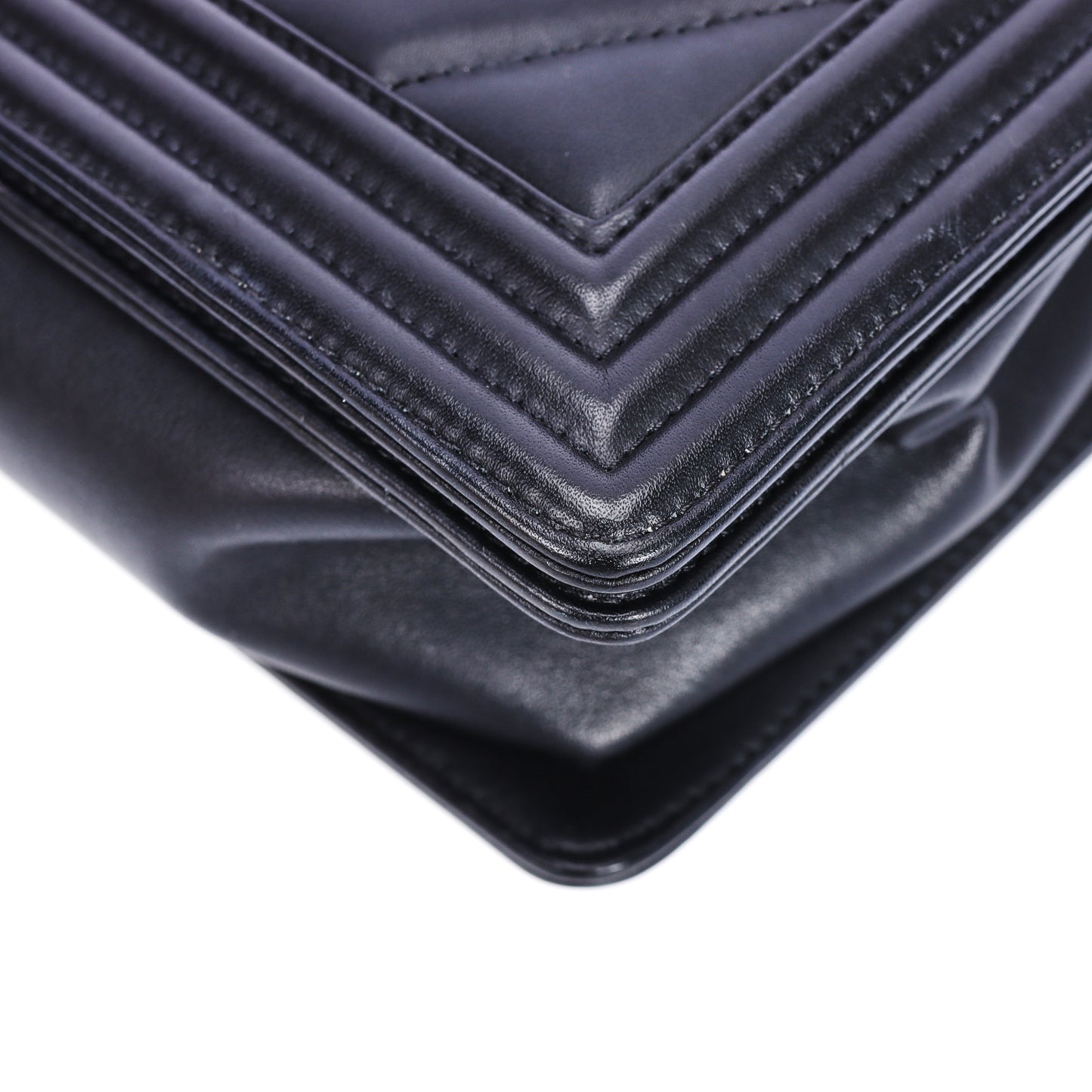 Pre-Owned Chanel Boy Black Calfskin Shoulder Bag 47707292  l