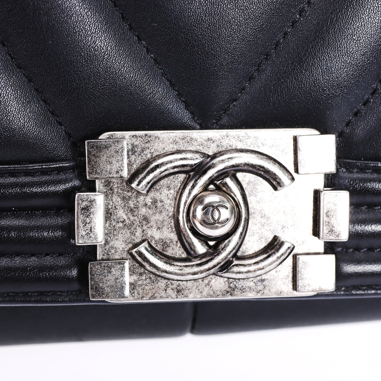 Pre-Owned Chanel Boy Black Calfskin Shoulder Bag 47707292  l