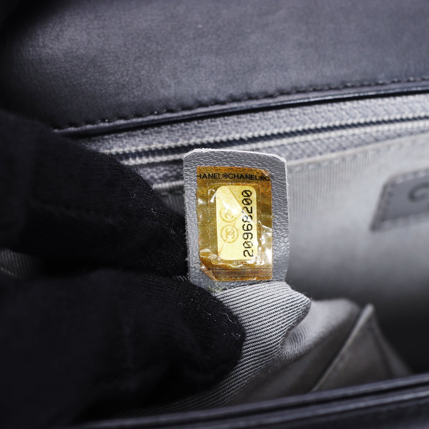 Pre-Owned Chanel Boy Black Calfskin Shoulder Bag 47707292  l