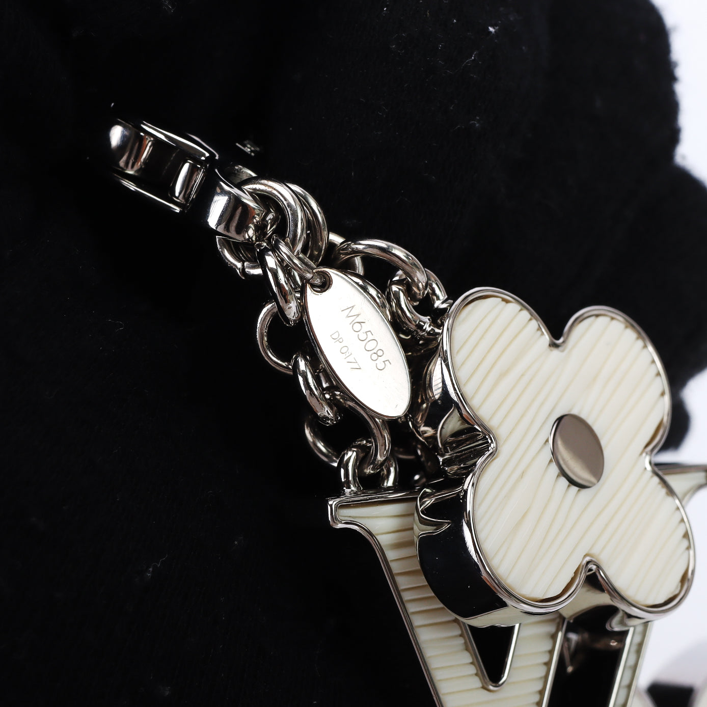 Pre-Owned Louis Vuitton Ivory Metal Bag Charm 49303302