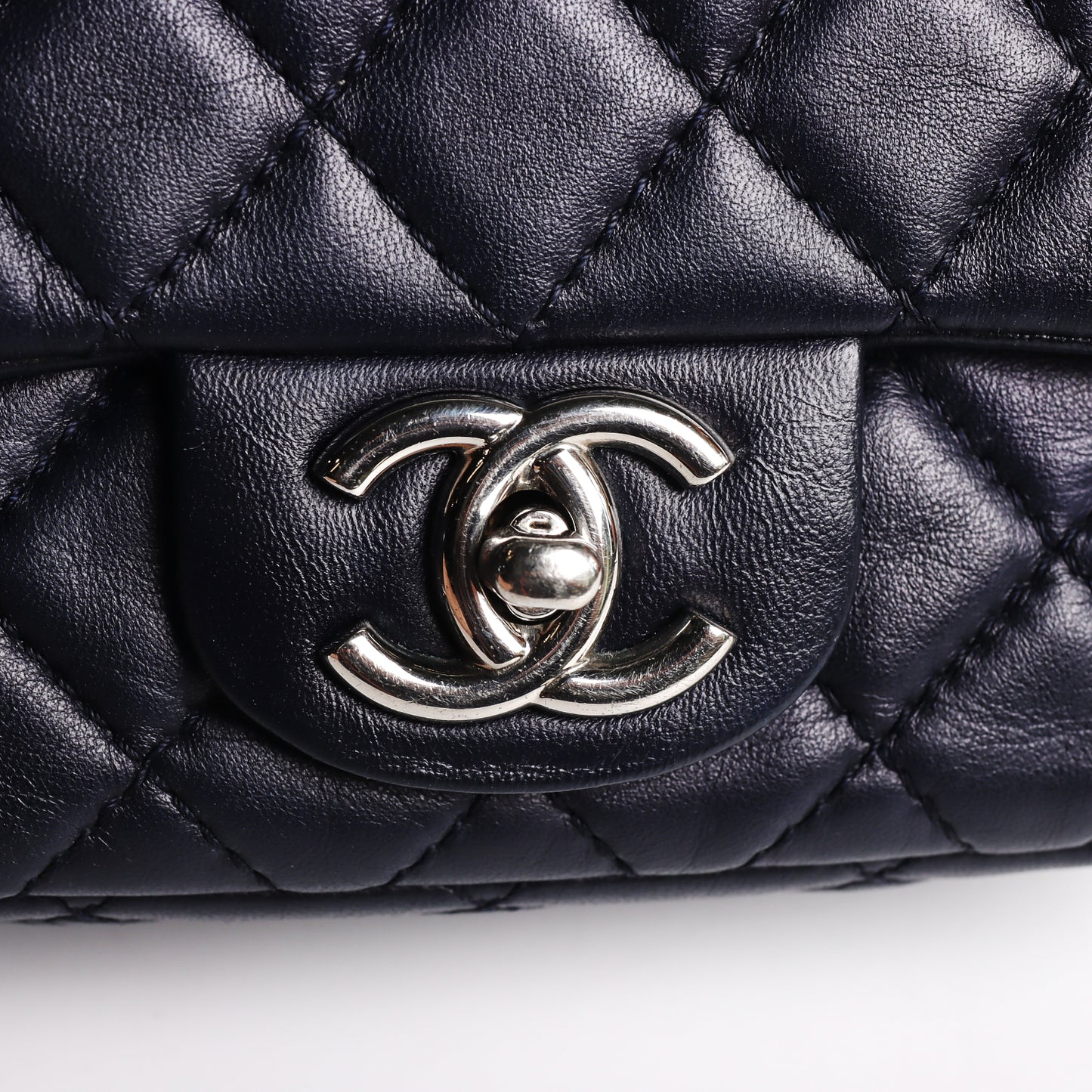 Pre-Owned Chanel Classic Flap Mini Size Navy Blue Lambskin Shoulder Bag 53128327