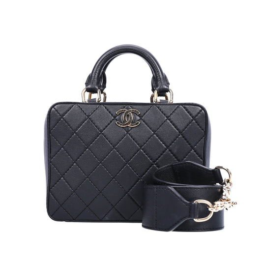 Pre-Owned Chanel Travel Vanity Case Black Quilted Calfskin Shoulder Bag 62621941