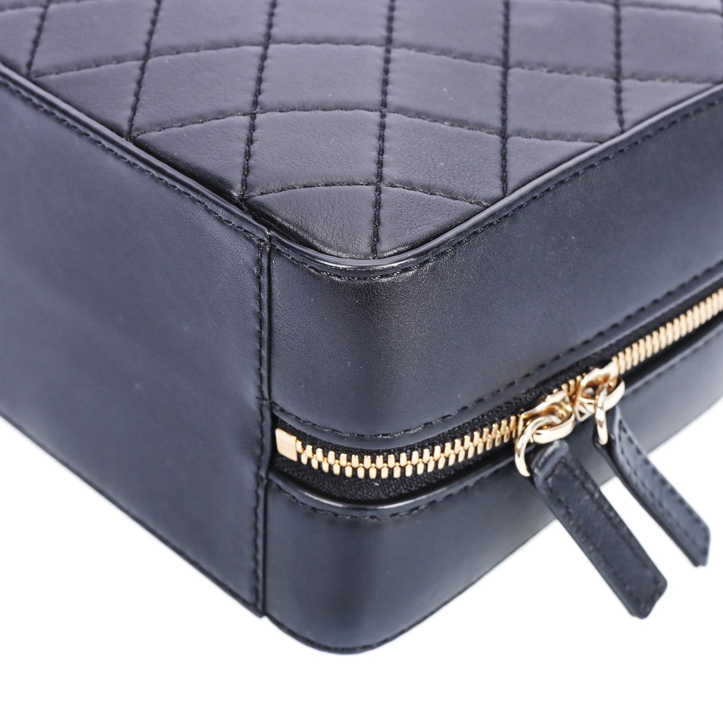 Pre-Owned Chanel Travel Vanity Case Black Quilted Calfskin Shoulder Bag 62621941