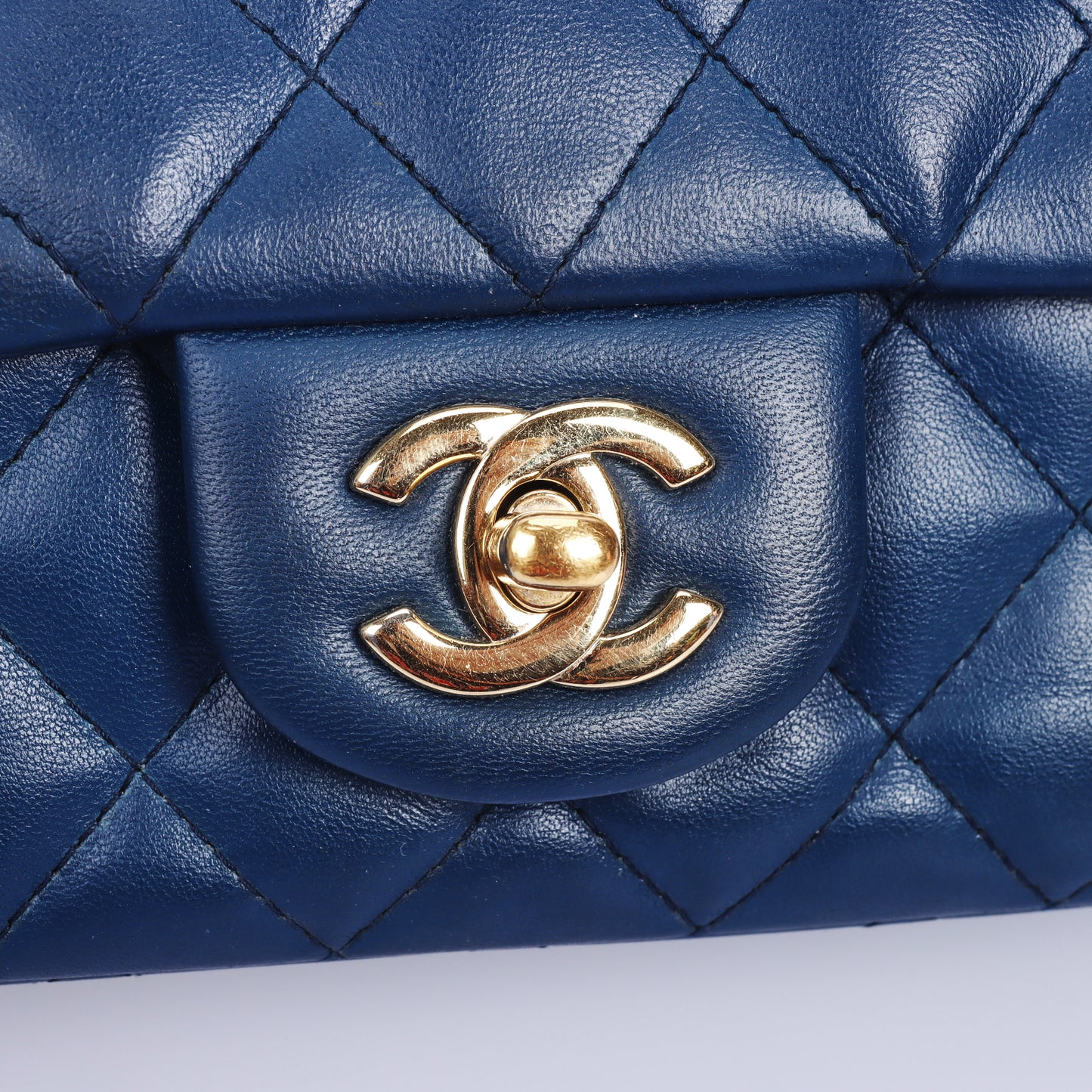 Pre-Owned Chanel Classic Flap Mini Blue Calfskin Shoulder Bag 67450330