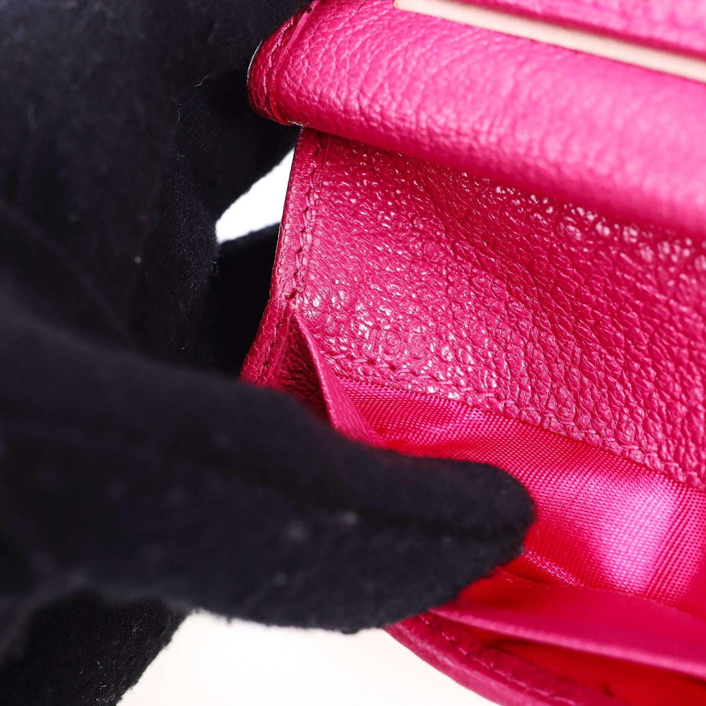 Pre-Owned Miu Miu Fuchsia Calfskin Compact Wallet 79748962