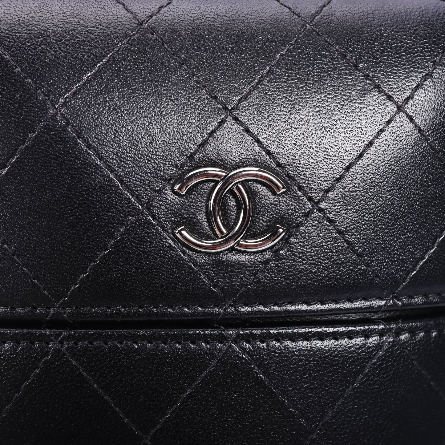 Pre-Owned Chanel Quilted Black Calfskin Leather Chain Phone Bag  80364232
