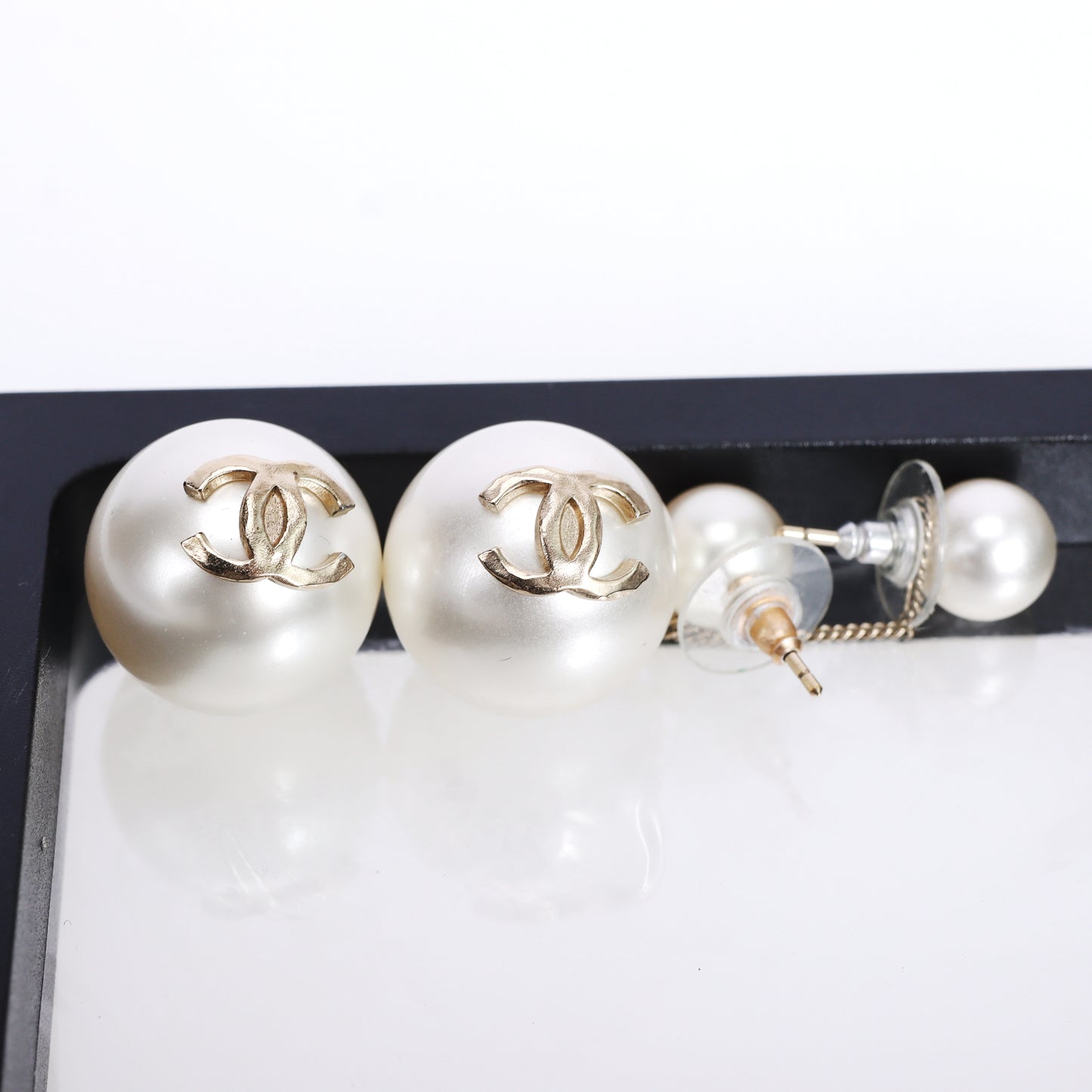 Pre-Owned Chanel CC Logo White Imitation Pearl Earrings 83676775 L