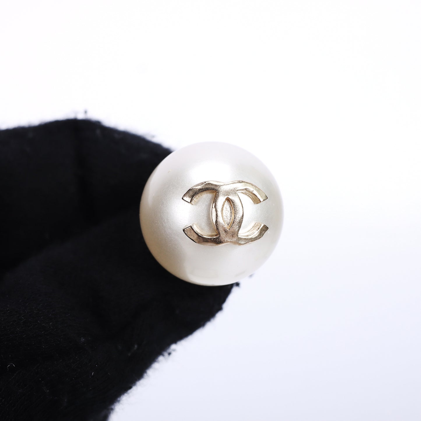 Pre-Owned Chanel CC Logo White Imitation Pearl Earrings 83676775 L