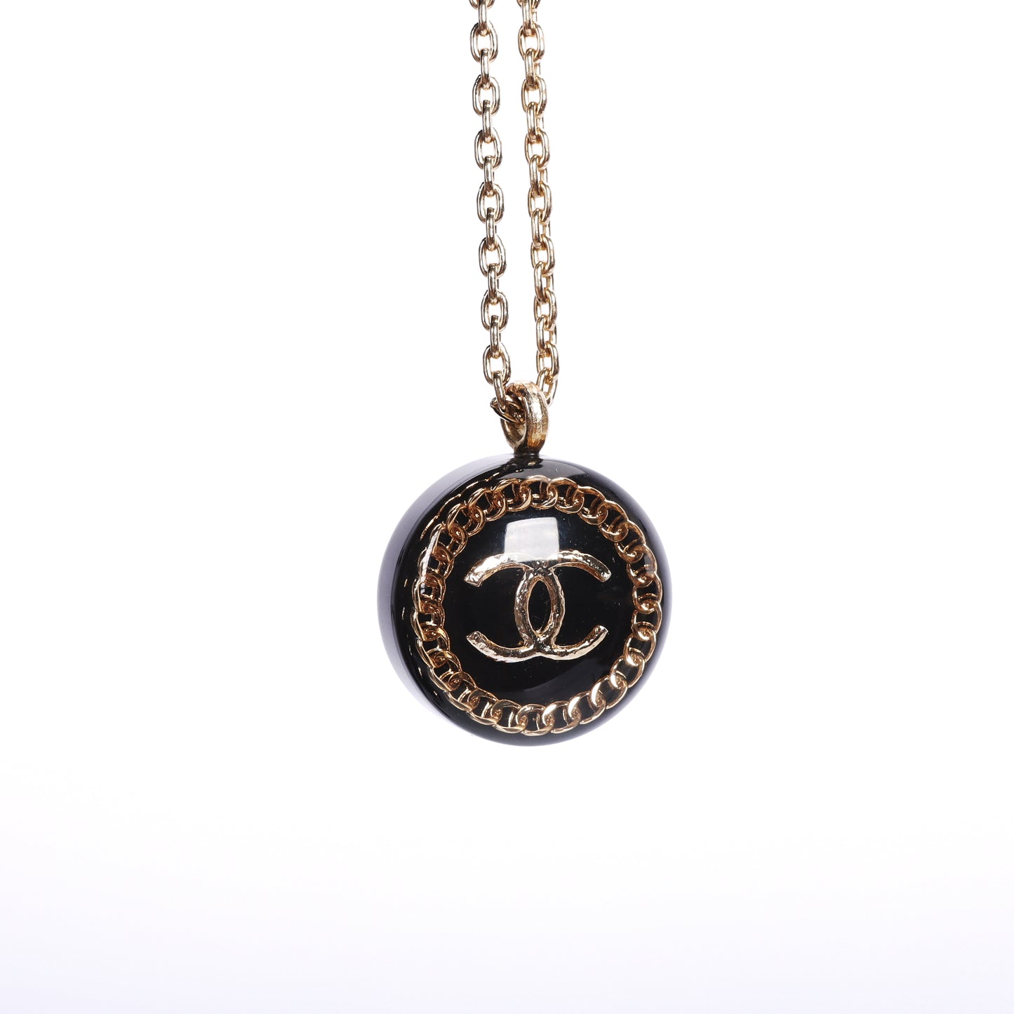 Pre-Owned Chanel Round Black Gold-Tone Metal Pendant Necklace 84378542 c