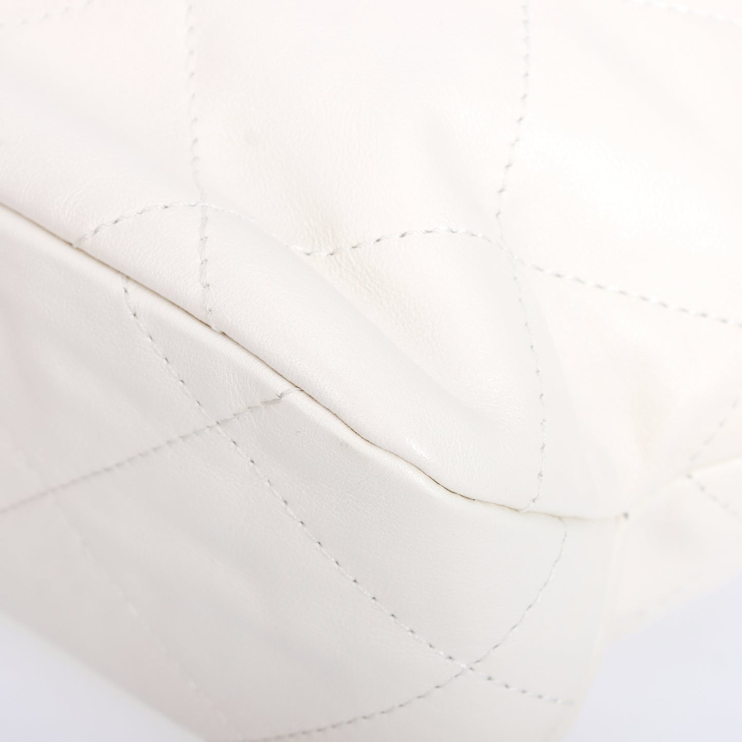Pre-Owned Chanel White Calfskin Shoulder Bag 86581259
