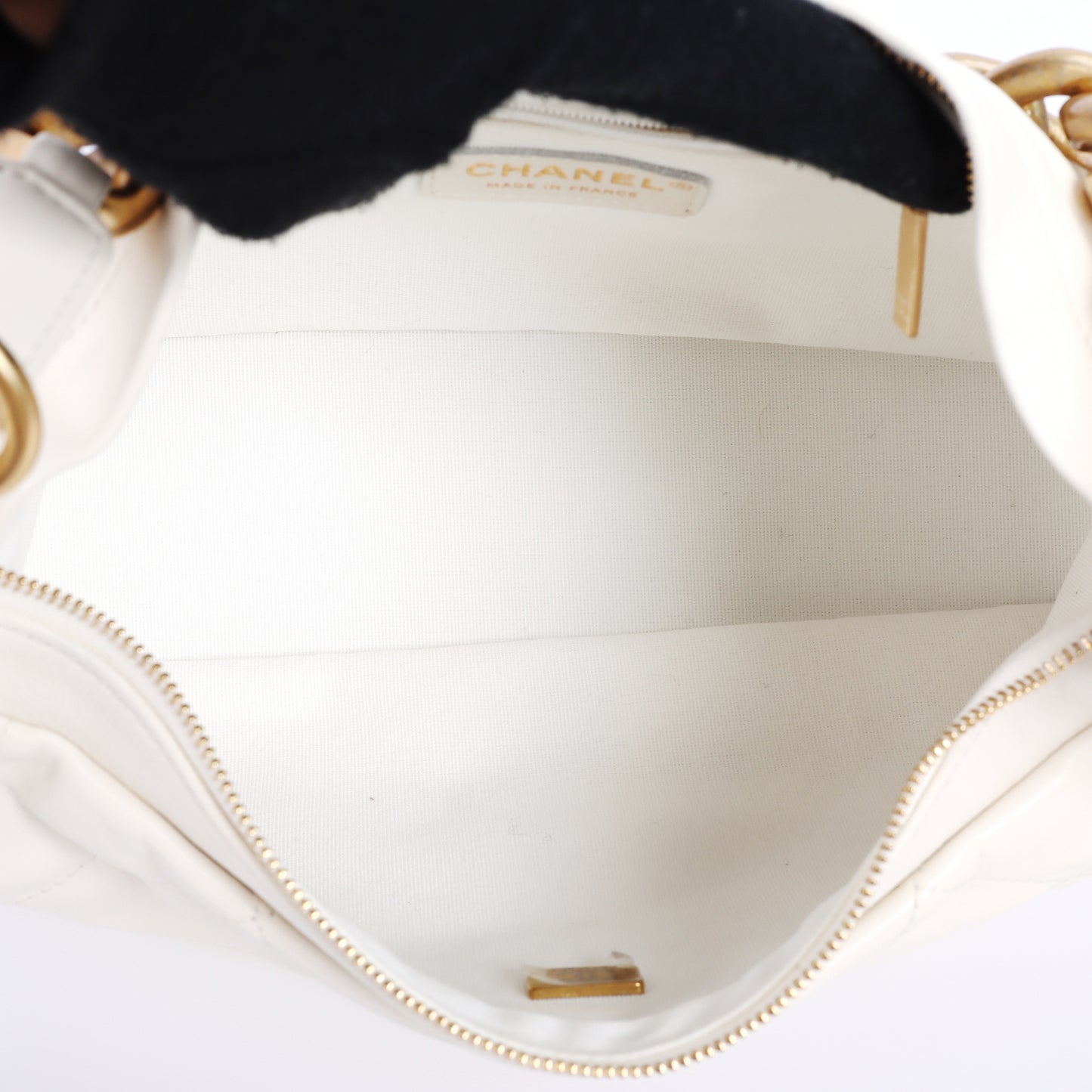 Pre-Owned Chanel White Calfskin Shoulder Bag 86581259