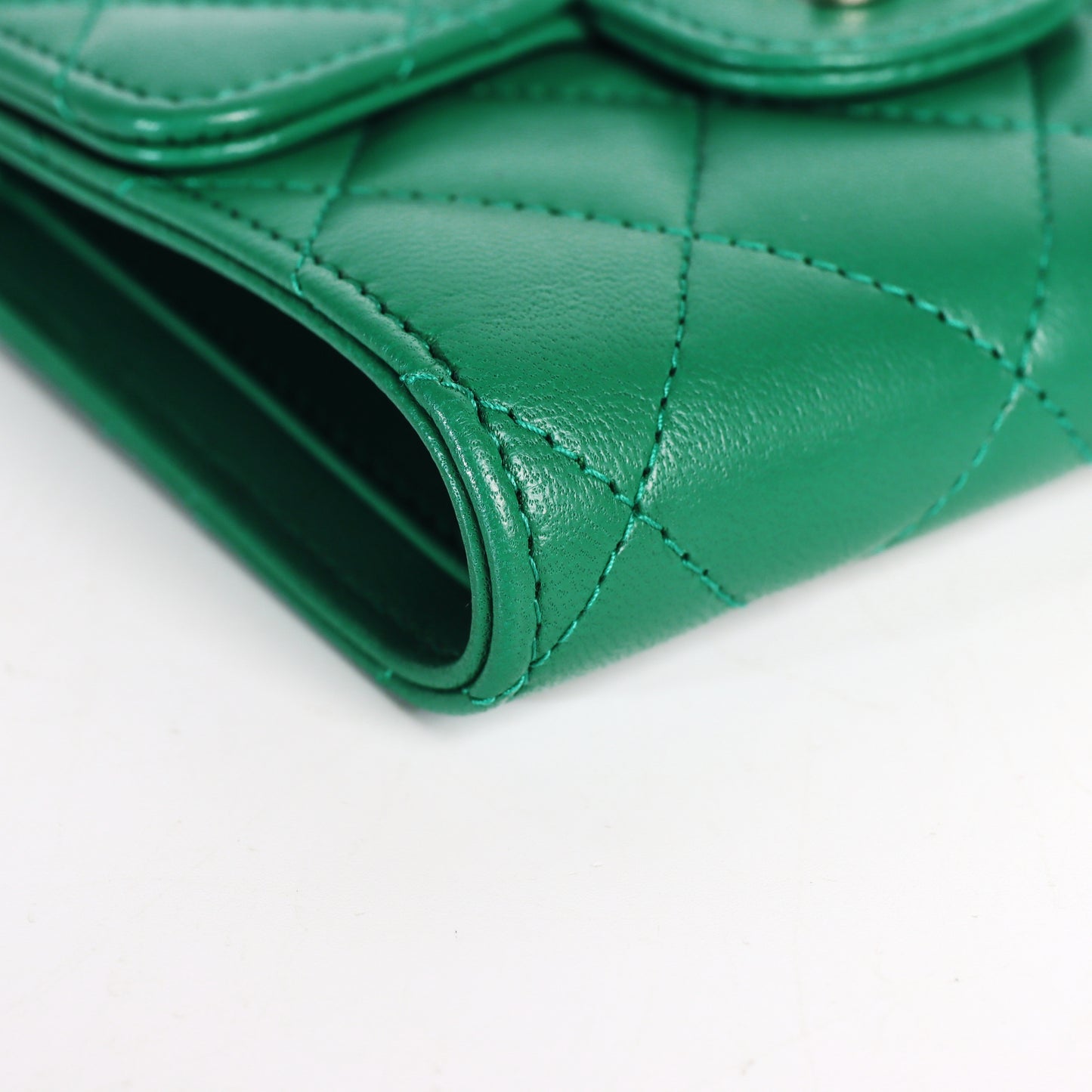 Pre-Owned Chanel Quilted Green Lambskin Compact Wallet 87389318