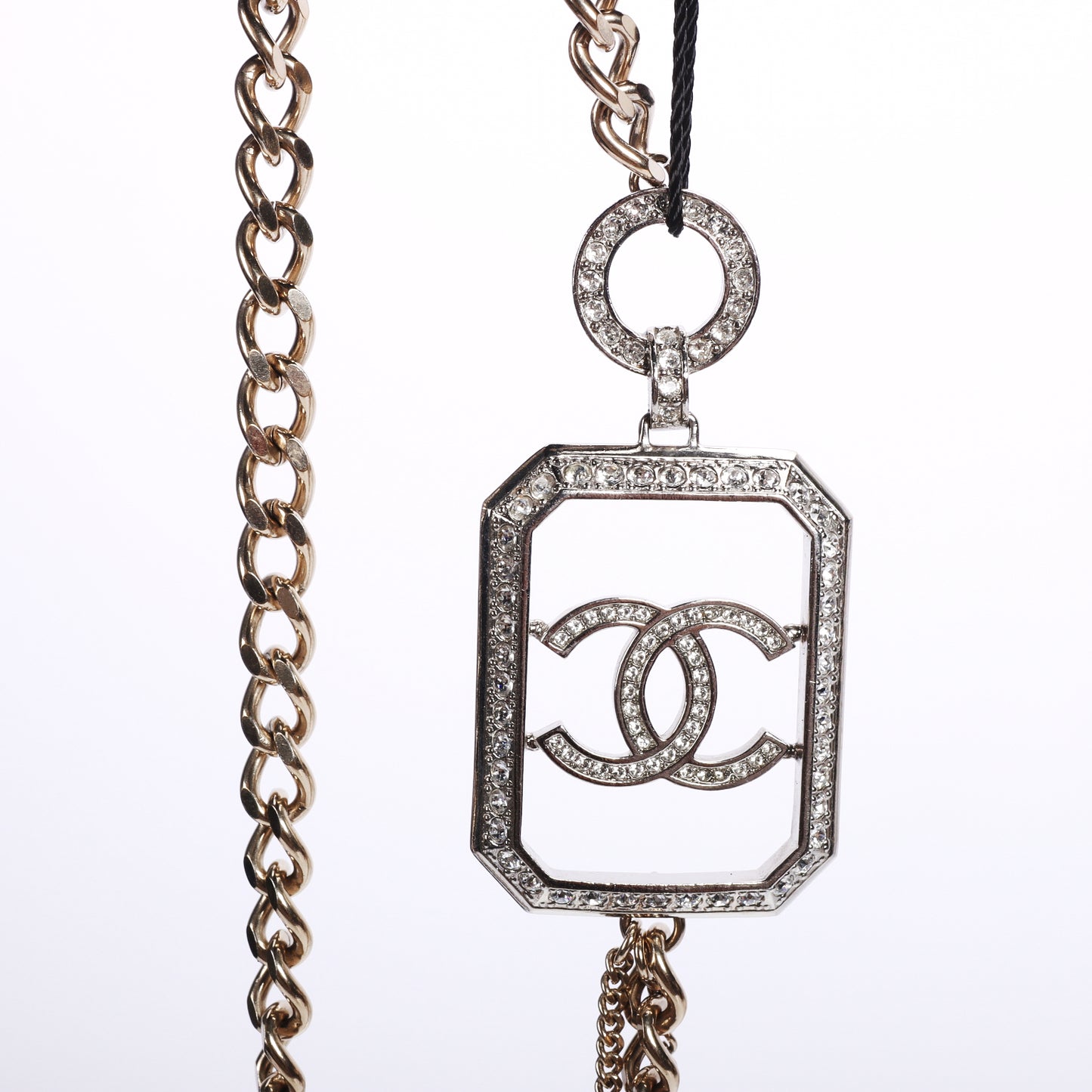 Pre-Owned Chanel Round Gold-Tone Metal Pendant Necklace 87422364
