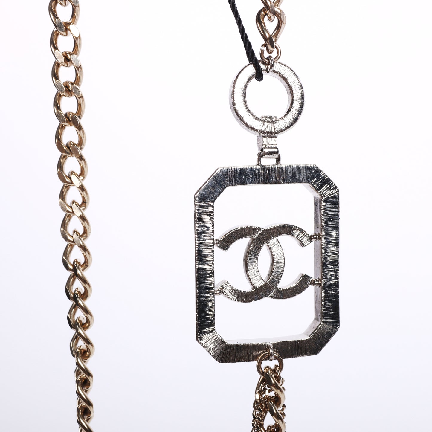 Pre-Owned Chanel Round Gold-Tone Metal Pendant Necklace 87422364