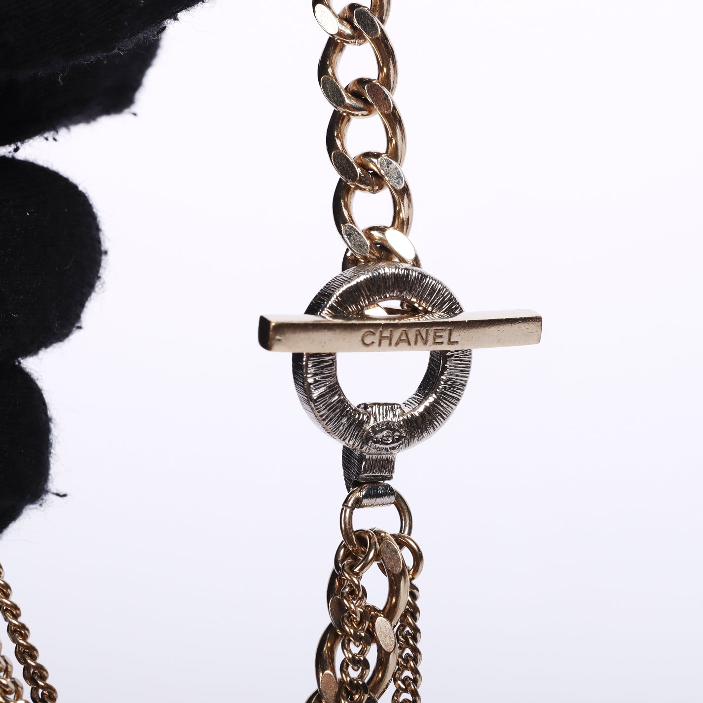 Pre-Owned Chanel Round Gold-Tone Metal Pendant Necklace 87422364